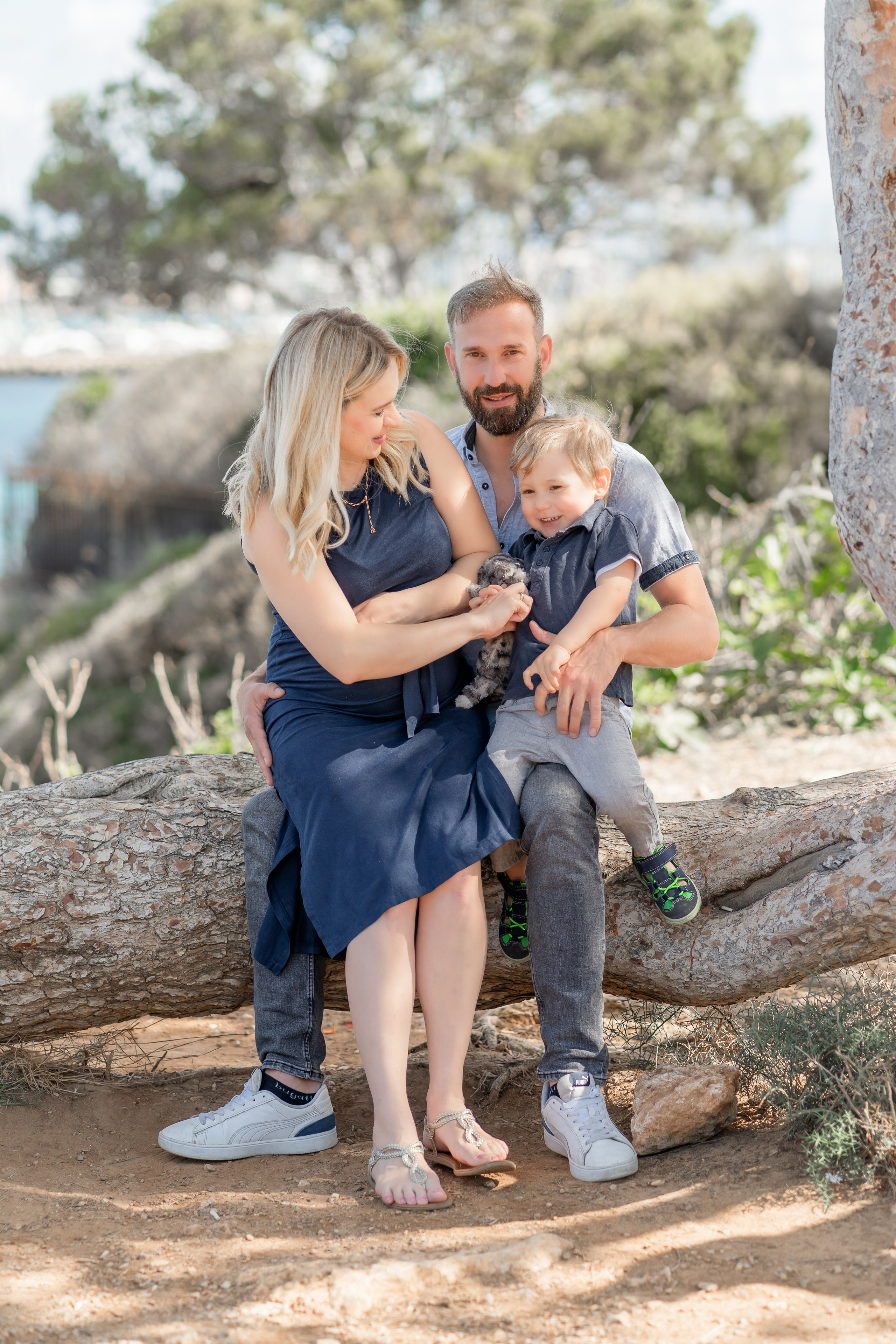 Babybauch-Shooting am Meer auf Mallorca mit Familie. Deine Fotografin auf Mallorca für Familien und Business