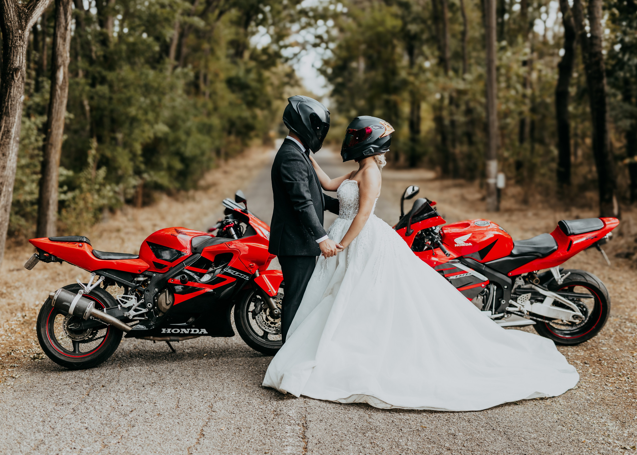 Trash the Dress cu motocicliști — ședință foto de poveste. Lucian Dedeu — Fotograf de nuntă și eveniment
