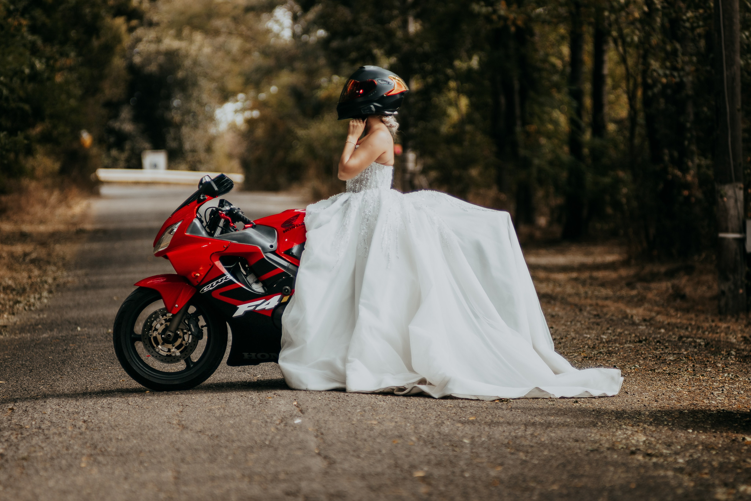 Trash the Dress cu motocicliști — ședință foto de poveste. Lucian Dedeu — Fotograf de nuntă și eveniment