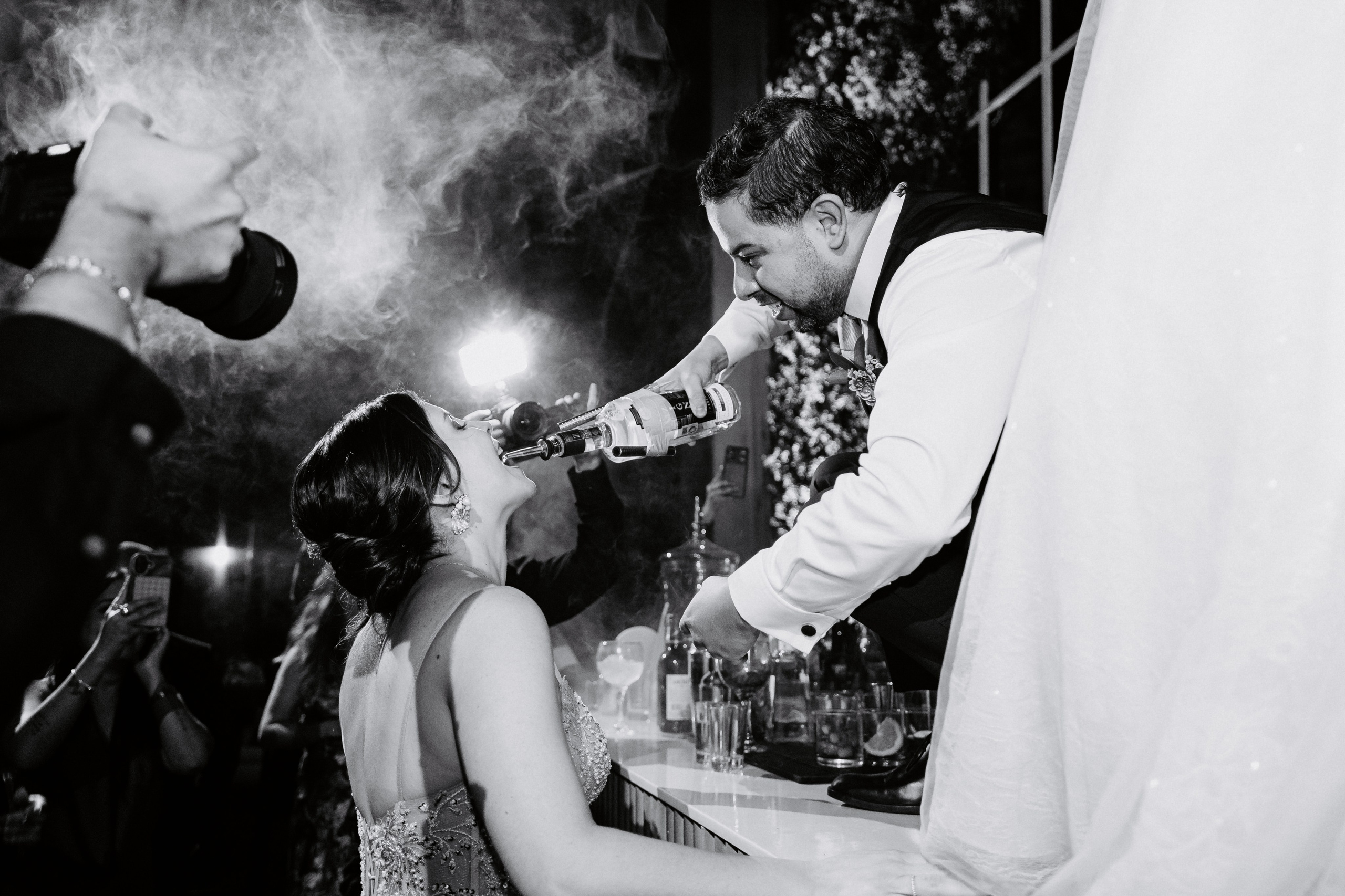 Un vistazo a la fiesta. Fotógrafo de Bodas en Lima | Ronhy Altamirano. Fotografía narrativa y cinematográfica para bodas, quinceañeras y eventos exclusivos