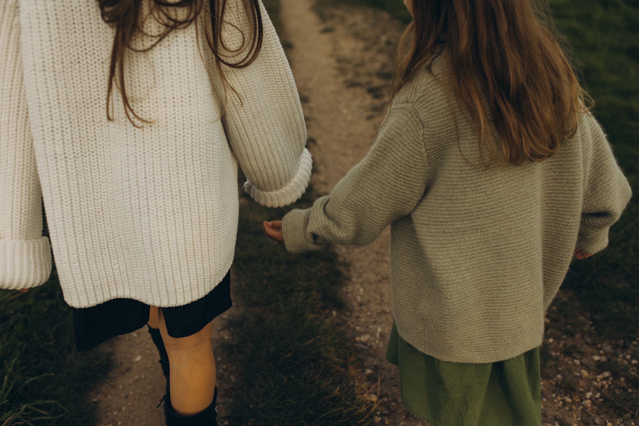 Mama und ihre zwei bezaubernden Töchter in einer familiären Fotosession. Familien & Hochzeitfotografin Nadja Holzmann