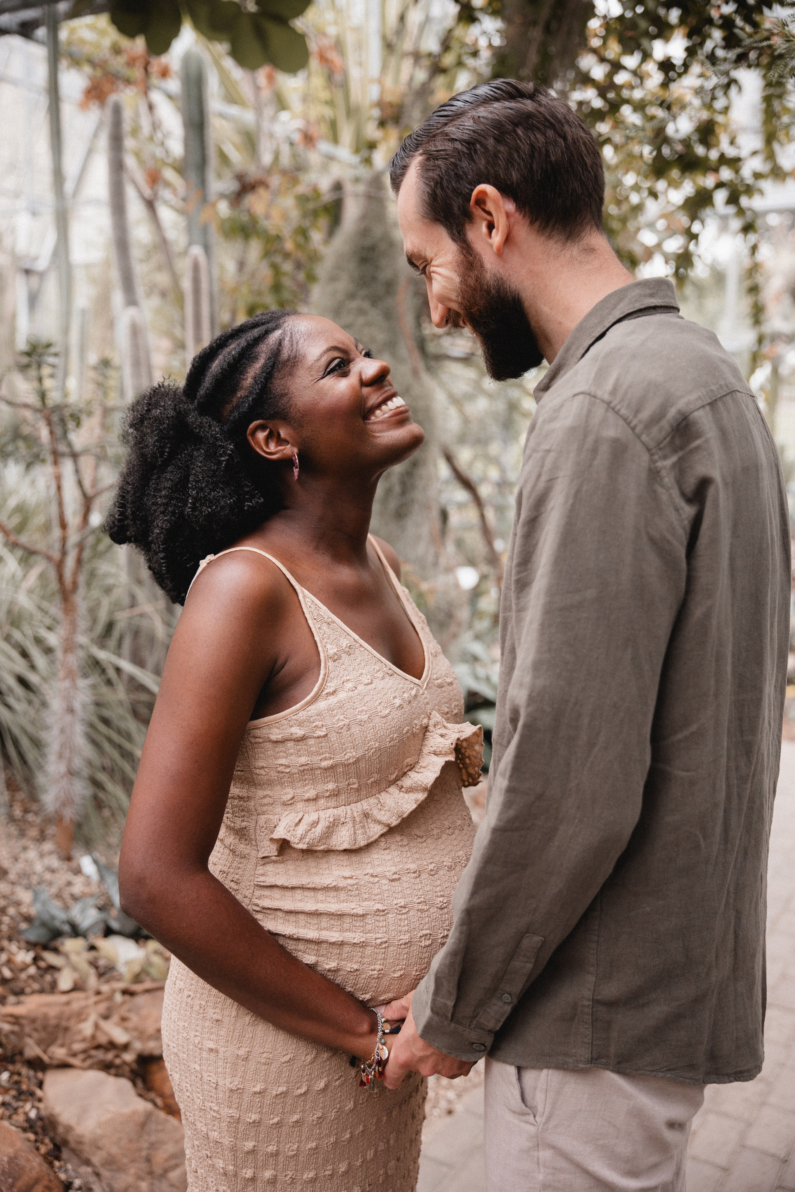 Babybauch Shooting im Botanischen Garten Bochum | Reiche Fotografie. Hochzeitsfotografin Bochum | Halyna Reiche Fotografie NRW