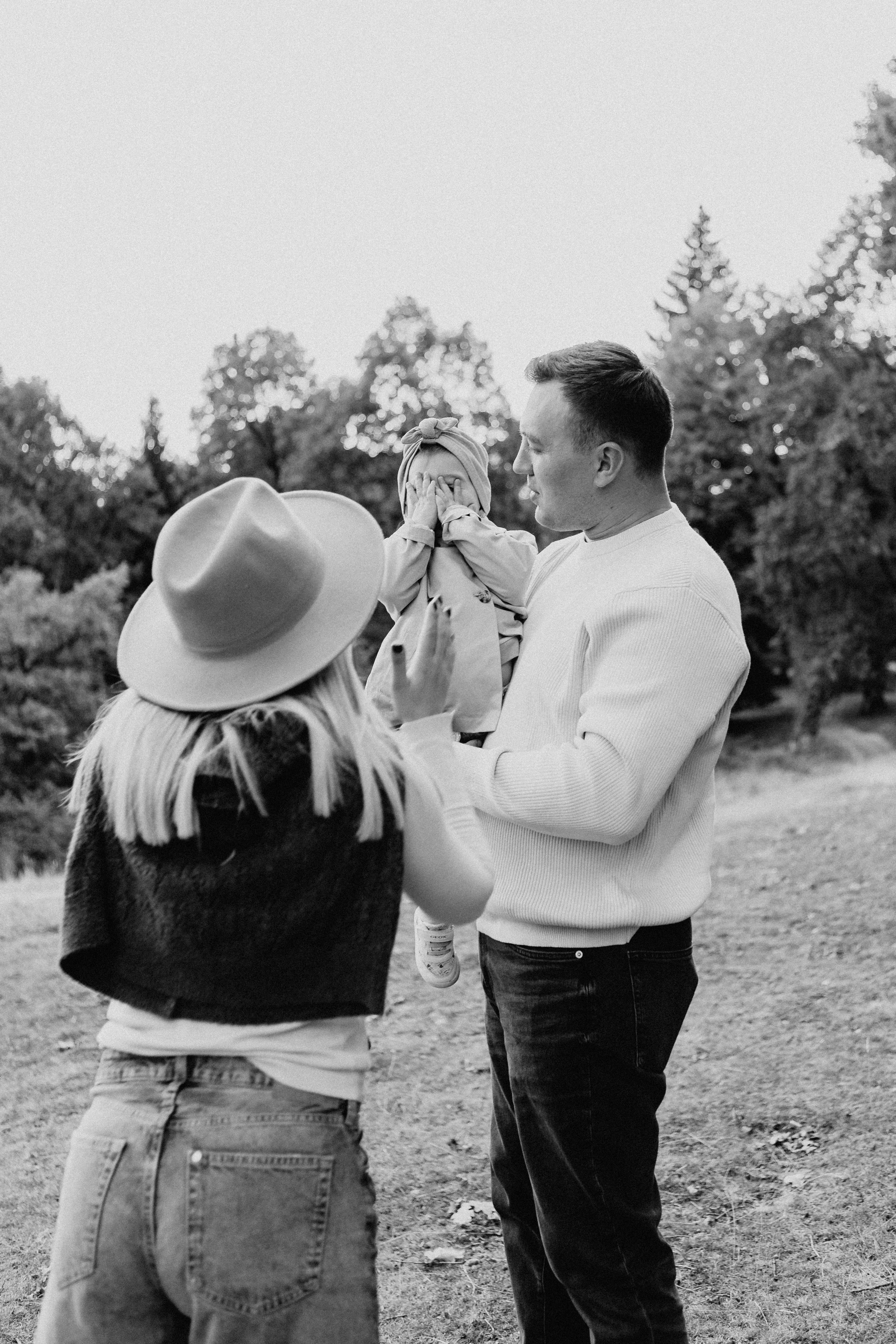 Dorina, Sergiu și Daria. Cristina Andronache fotograf Brașov fotograf de familie fotograf de nunta Brașov