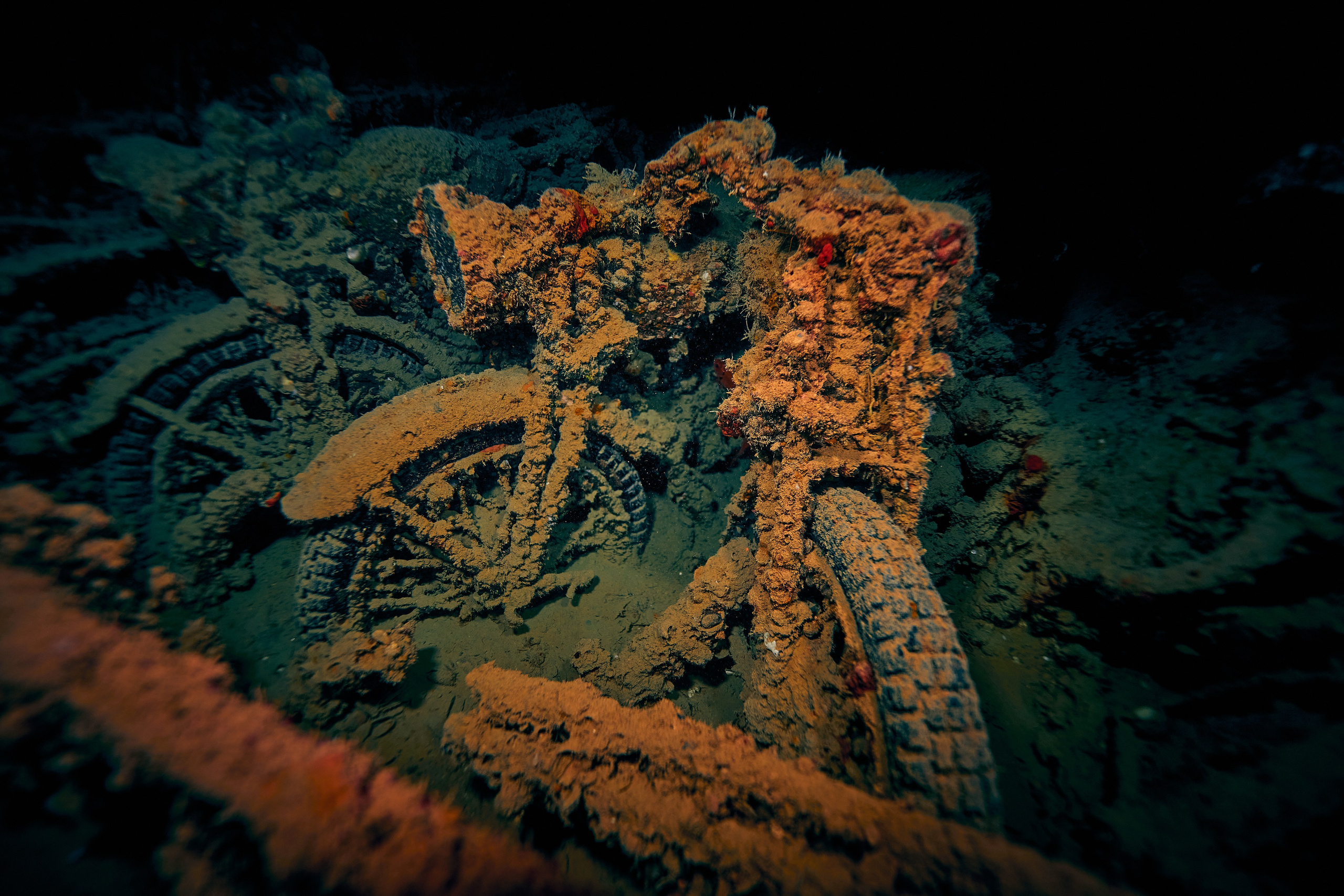 Underwater photographer Andriej Szypilow - photos of the mysterious SS Thistlegorm - sunken ship in the red sea