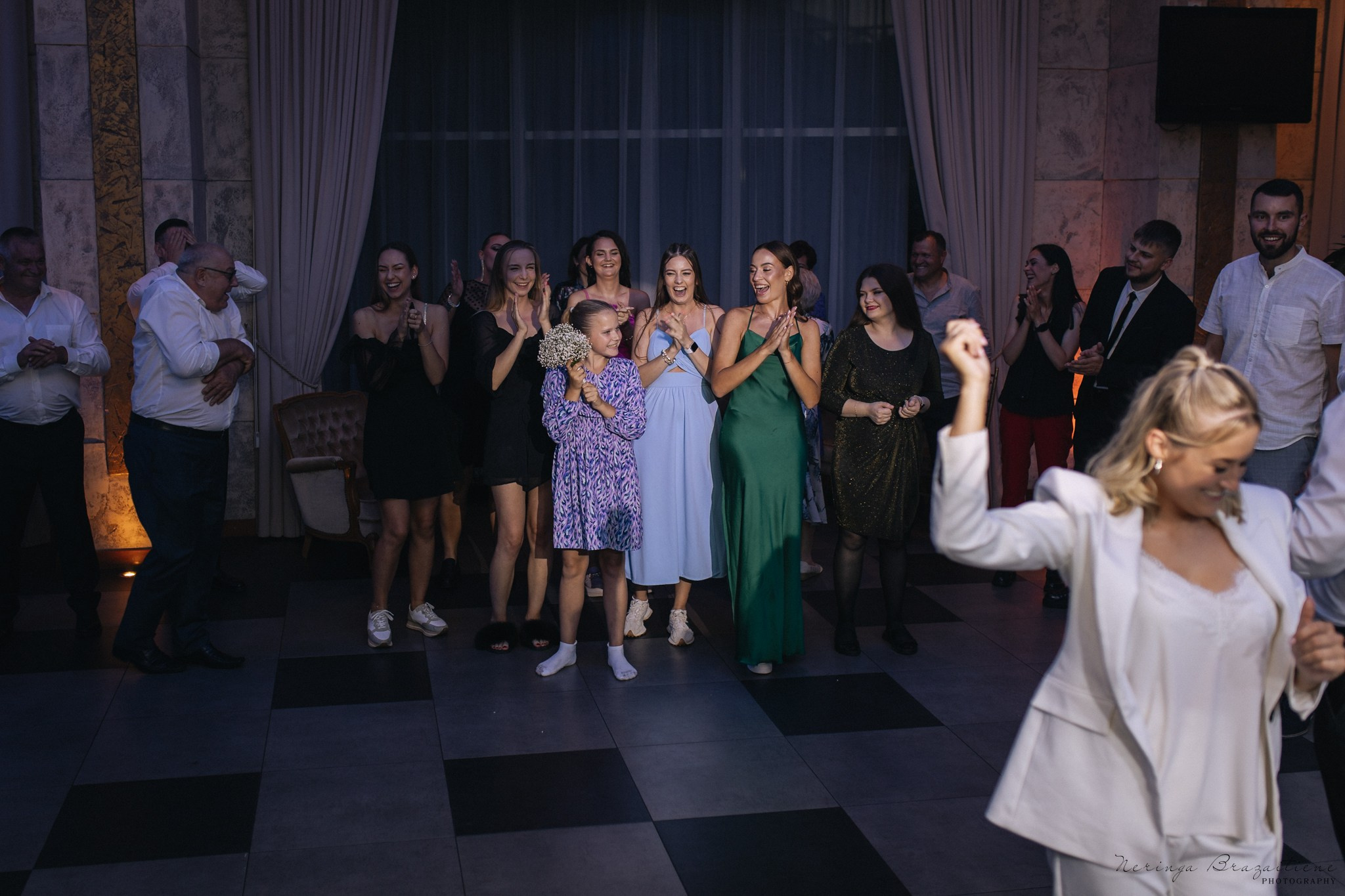 Vestuvinė fotosesija Kaune, Vienybės aikštėje, prie Lietuvos banko