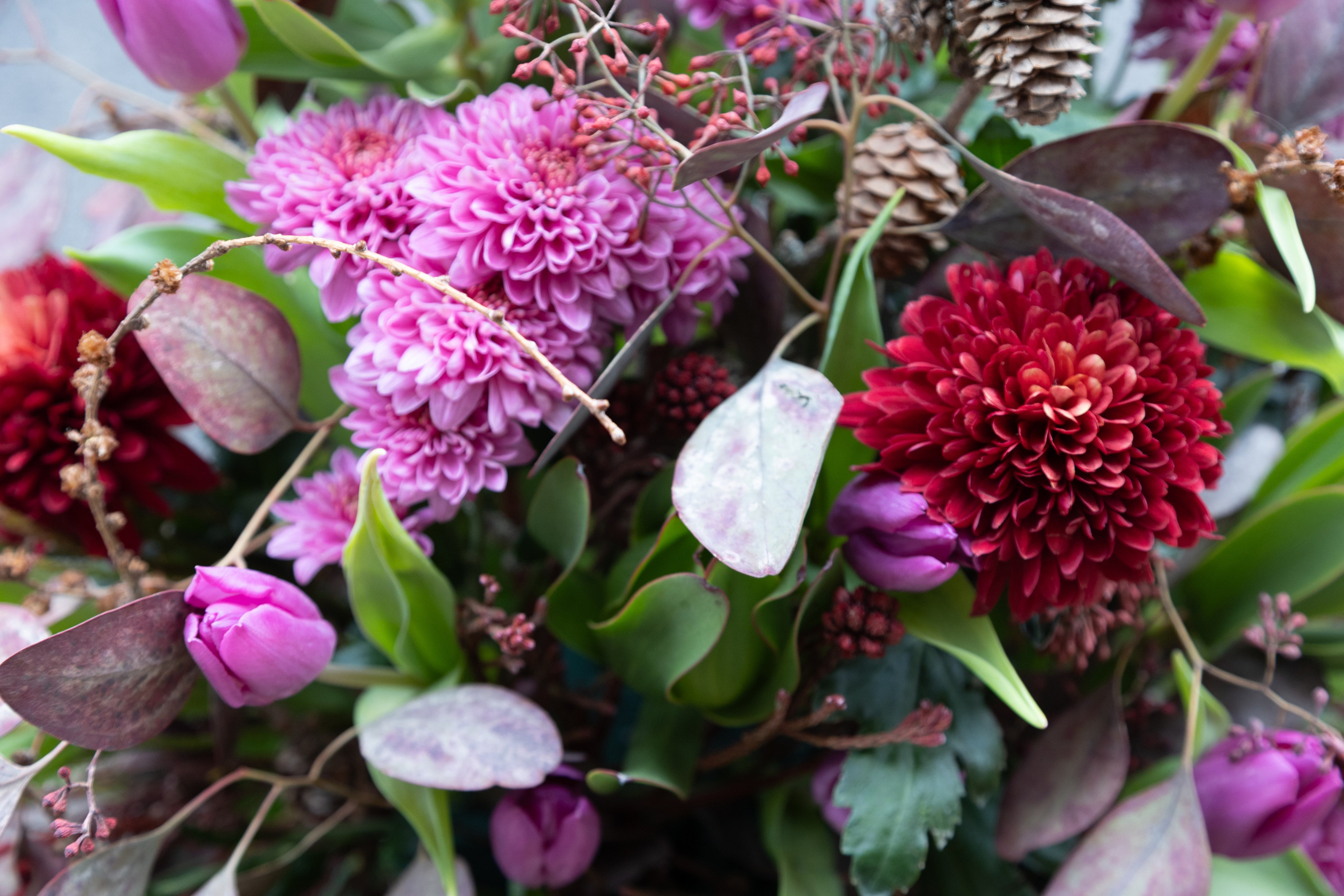 Vi specialiserer os i sorgbinderi og skaber smukke, klassiske kranse i rød og hvid. Vores højtidelige kranse er lavet med omhu på en grøn thujakrans for at ære og minde. Lad os hjælpe dig med at udtrykke dine følelser gennem vores blomsterkreationer. 