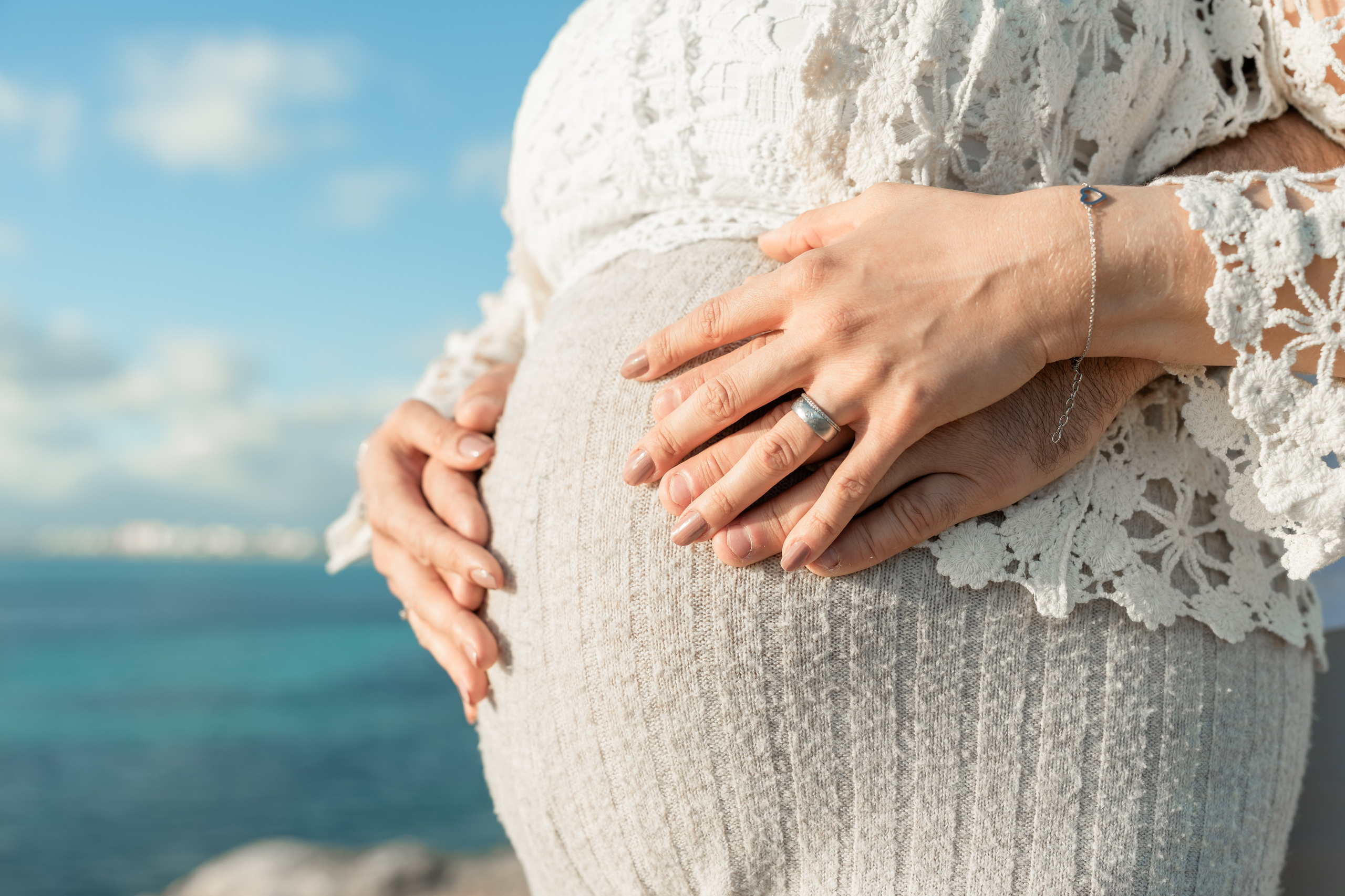 Schwangerschaftsshooting am Meer. Deine Fotografin auf Mallorca für Familien und Business