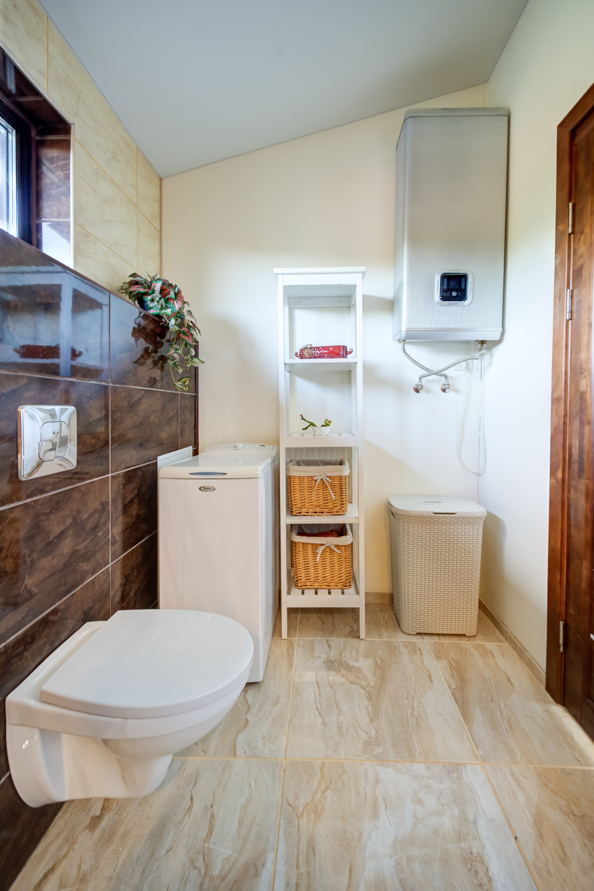 Sadyba Vinliaus r. prie ežero. Elina Sapiega fotografė Vilniuje