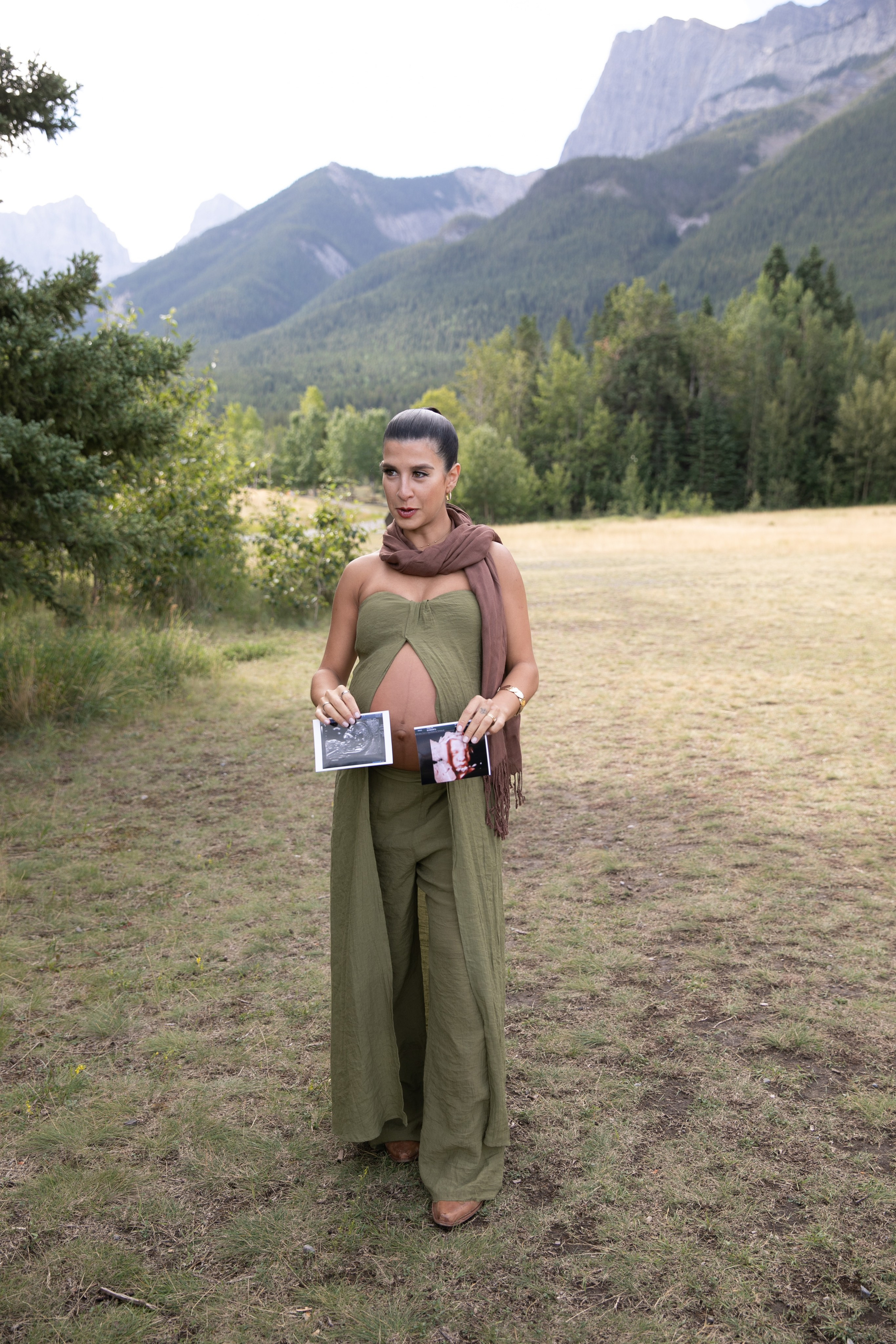 Maternity Photos — Canmore — Daniella. Fotografía accesible en Calgary