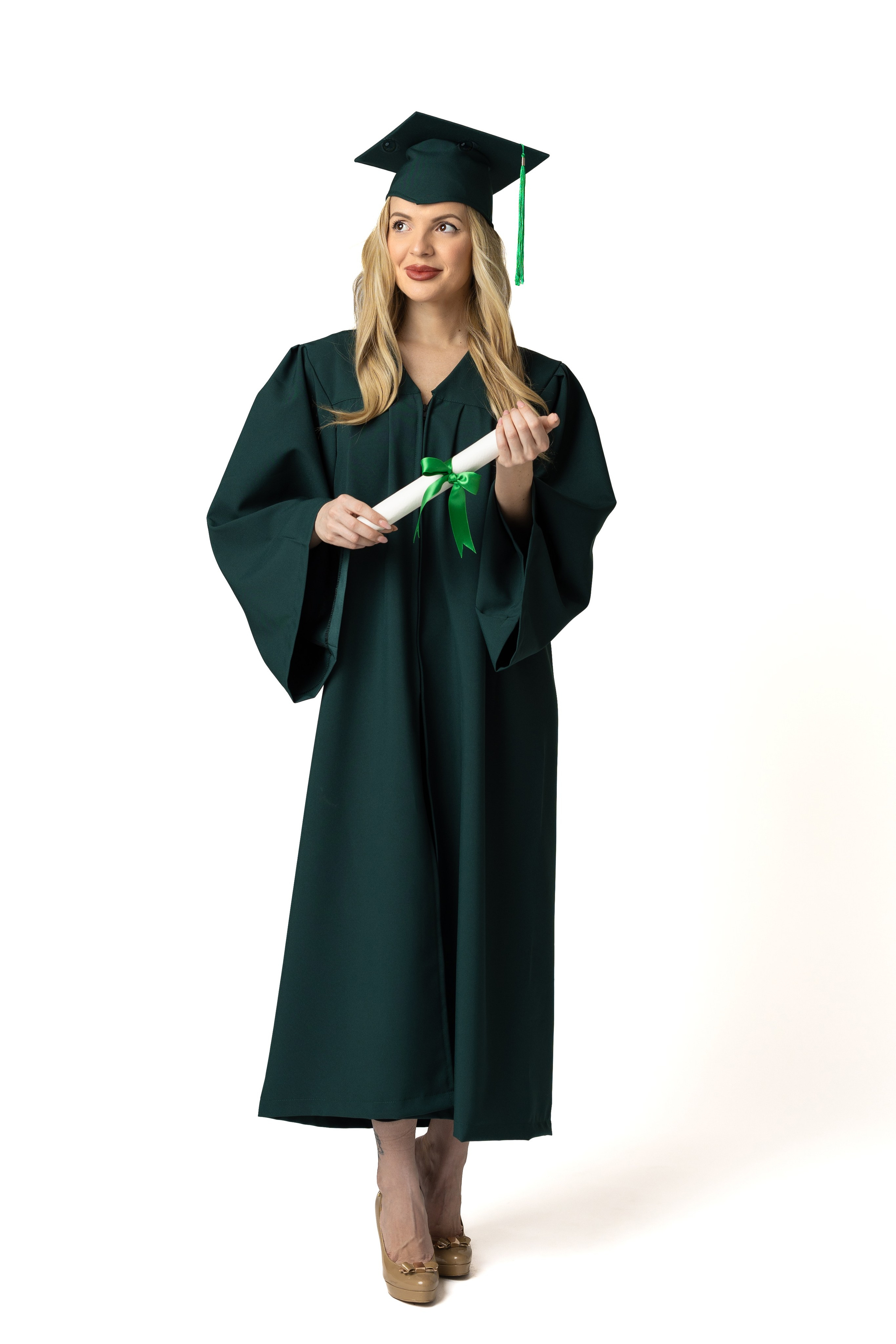 Академични тоги и шапки за студенти – церемония по дипломиране в университет.