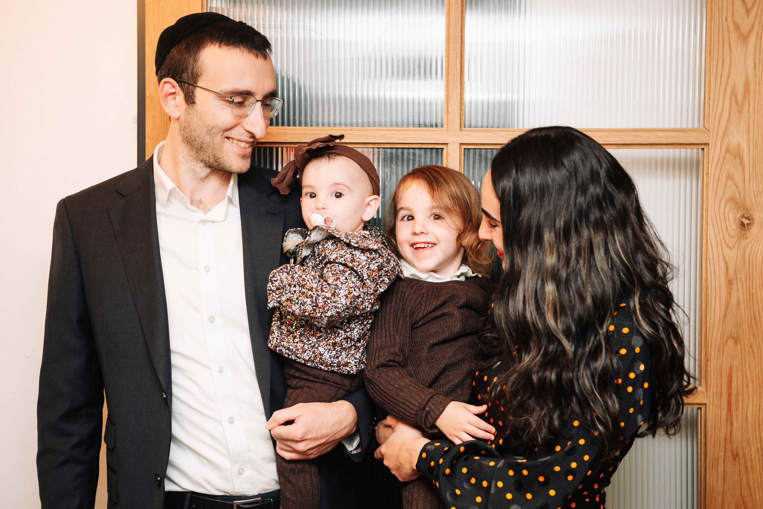 PARTY IN A RESTAURANT WITH THE WHOLE FAMILY. Https://shi-photo.com/