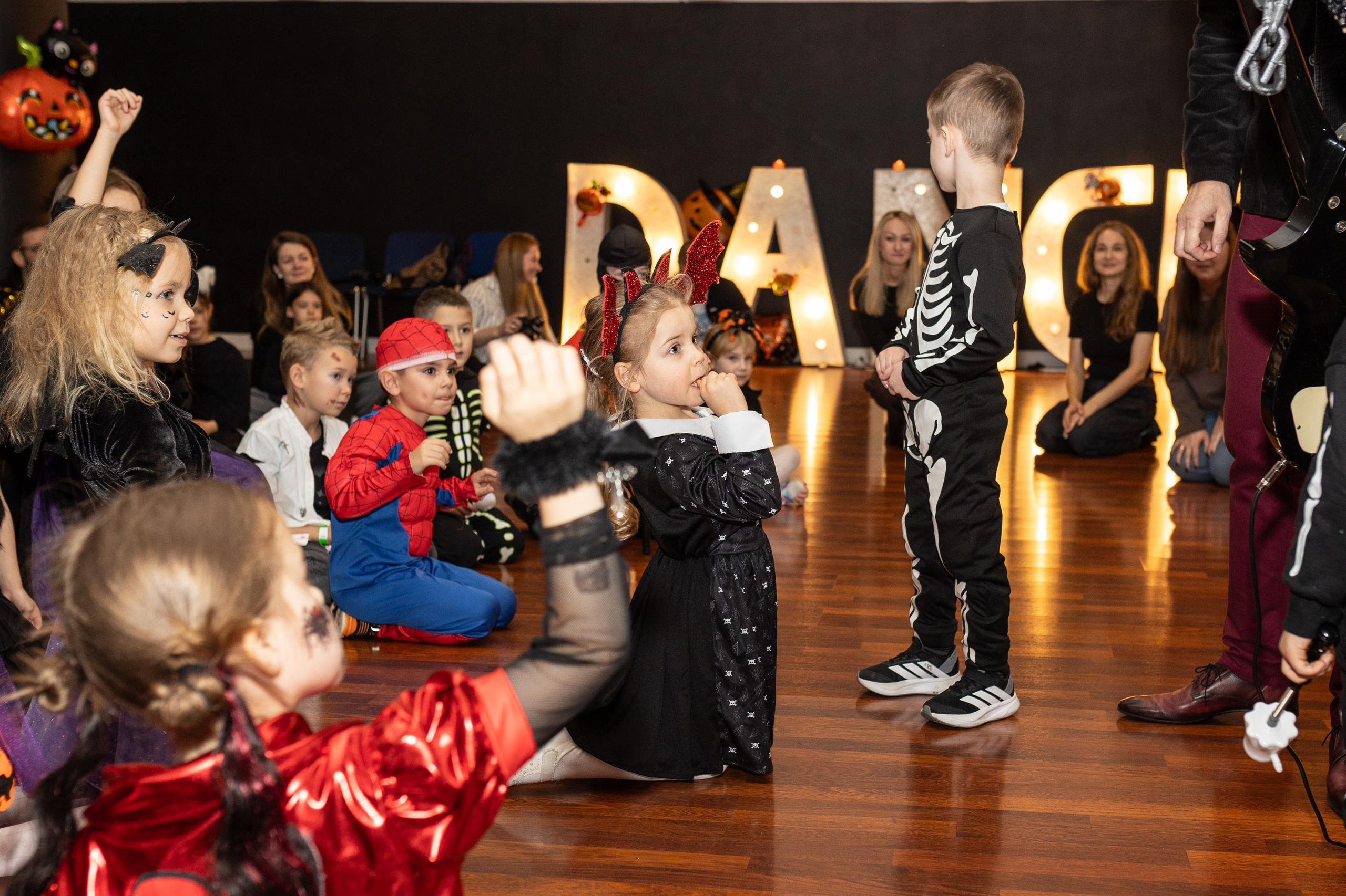 Leo dance studio Helloween 2025. Семейный и детский фотограф в Варшаве Мила Бобровская