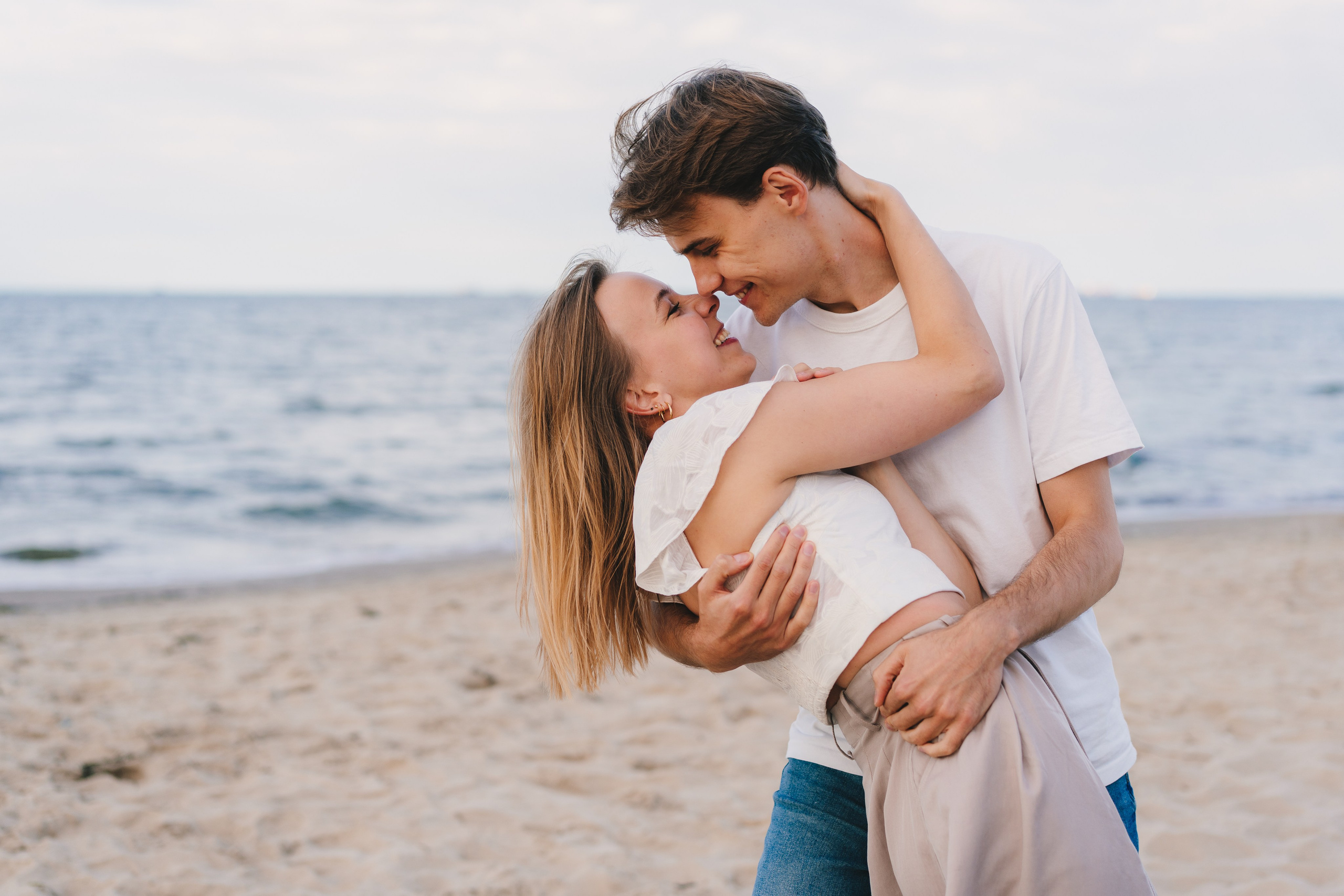 Gracjana i Damian, sesja narzeczeńska nad morzem. Fotograf ślubny & lifestyle Gdańsk, Karolina Baczewska