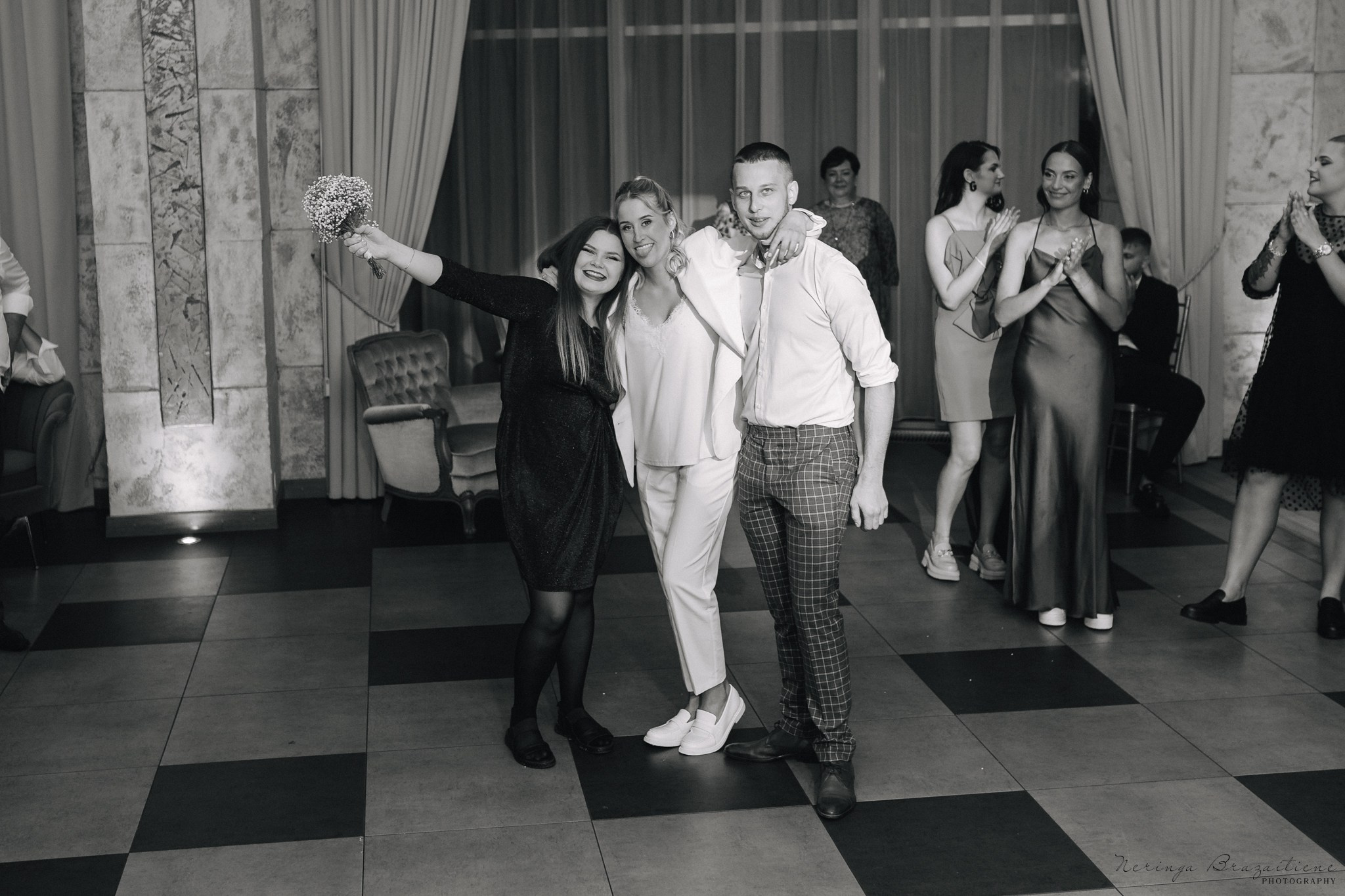 Vestuvinė fotosesija Kaune, Vienybės aikštėje, prie Lietuvos banko