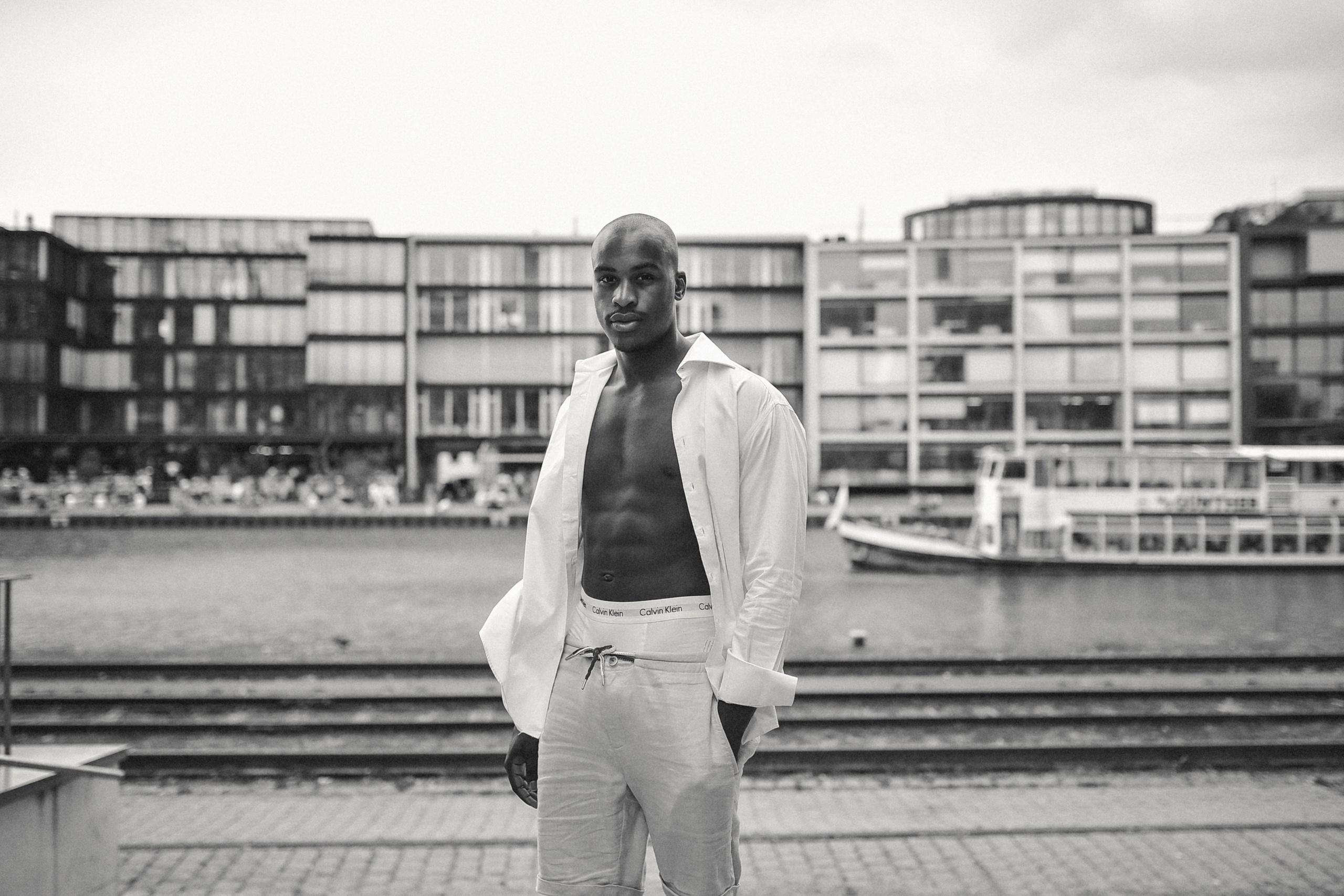 Love Story Münster Haven. Schwarz-weiß Fotografie in Münster. Fotografin Viktoria Roschen