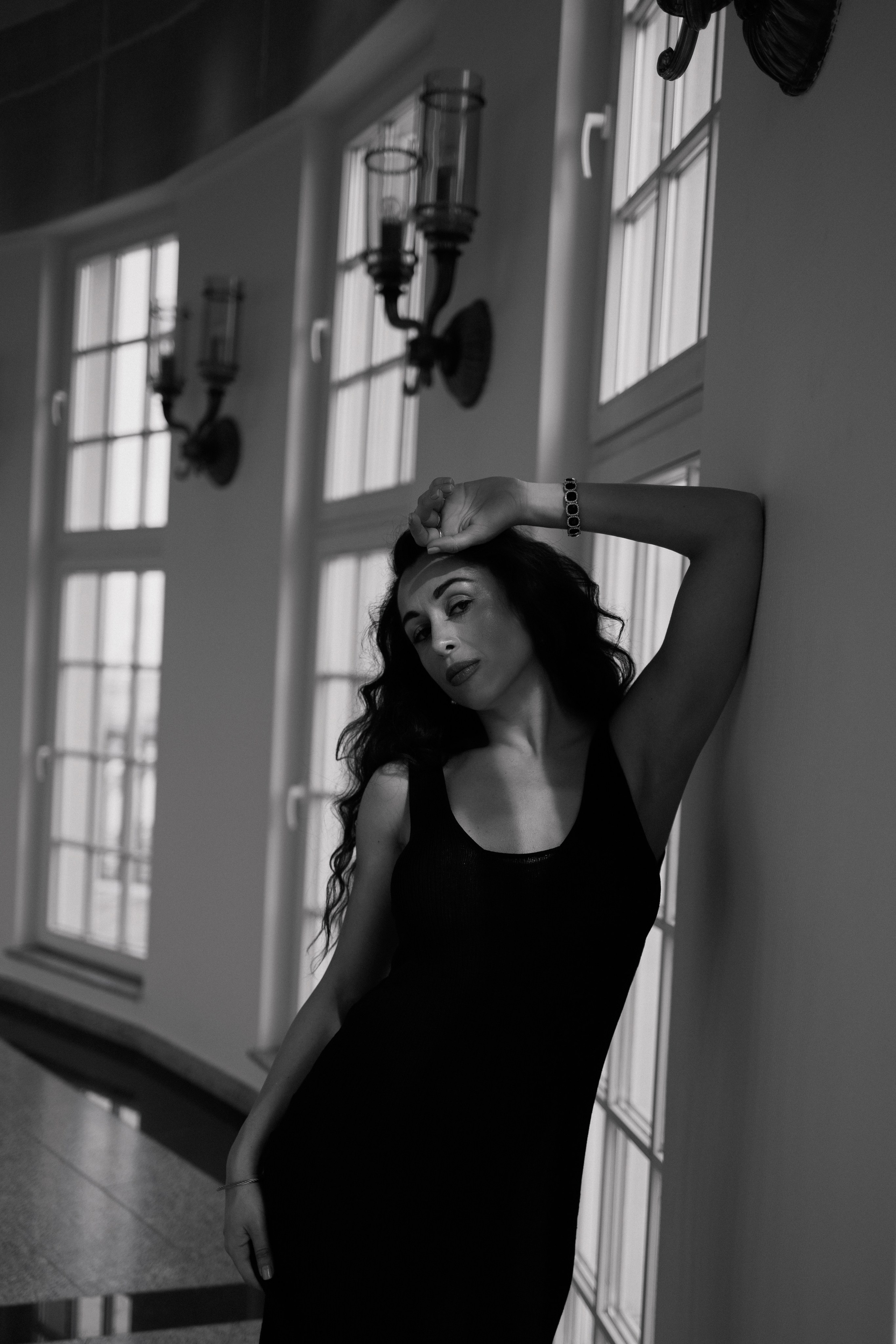 Elegant City Portrait in Leipzig. Woman in Black Dress&Hat timeless Urban Photography by Kristina Kozheltsova. Kristina Kozheltsova- Soulful Portrait&Lifestyle&Love Story Photographer in Leipzig, Germany