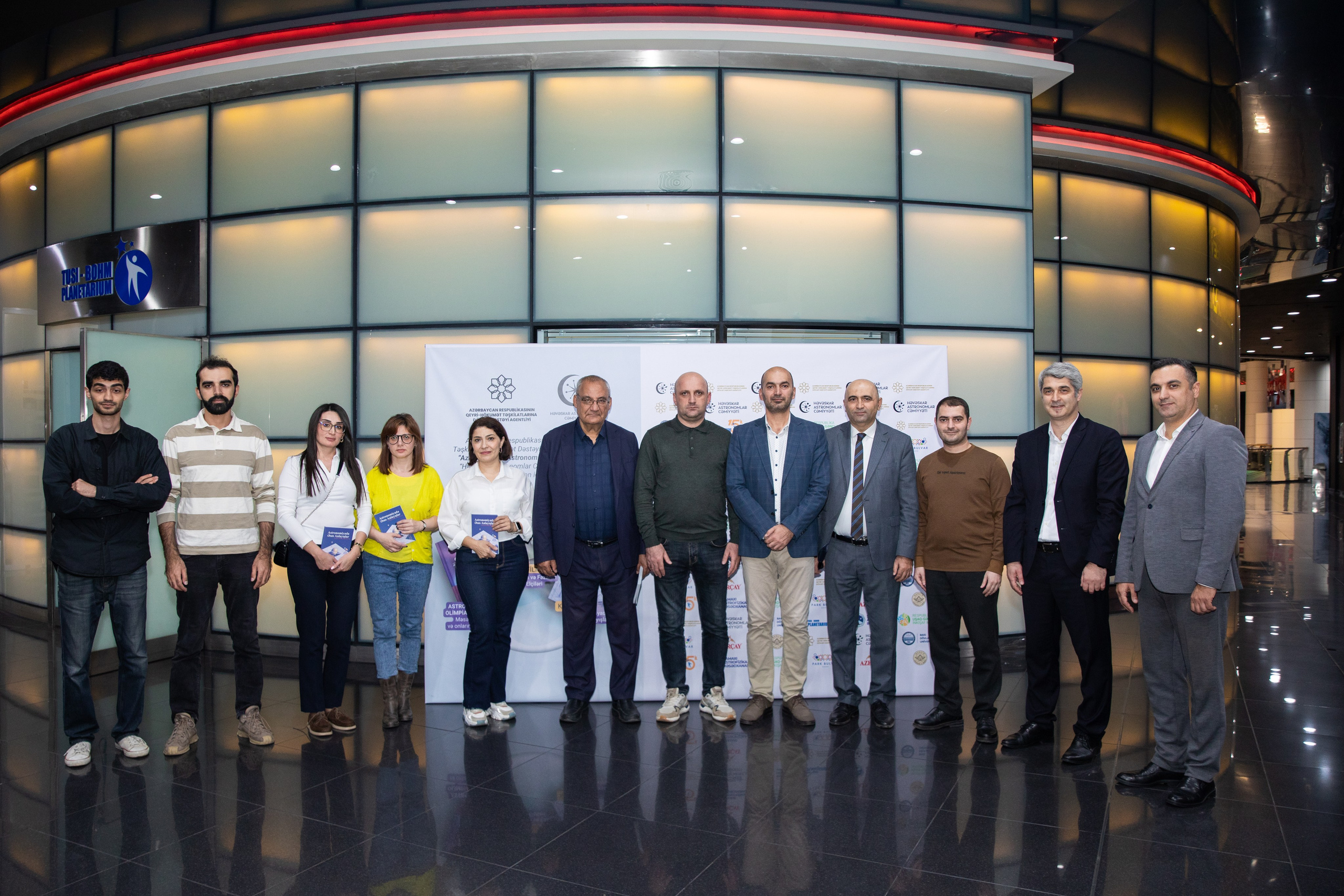 “Astronomiyada Əsas Anlayışlar” kitabının və “Fəza və Zamanın Elçiləri” filminin təqdimatı. Həvəskar Astronomlar Cəmiyyəti — Astronomy.az