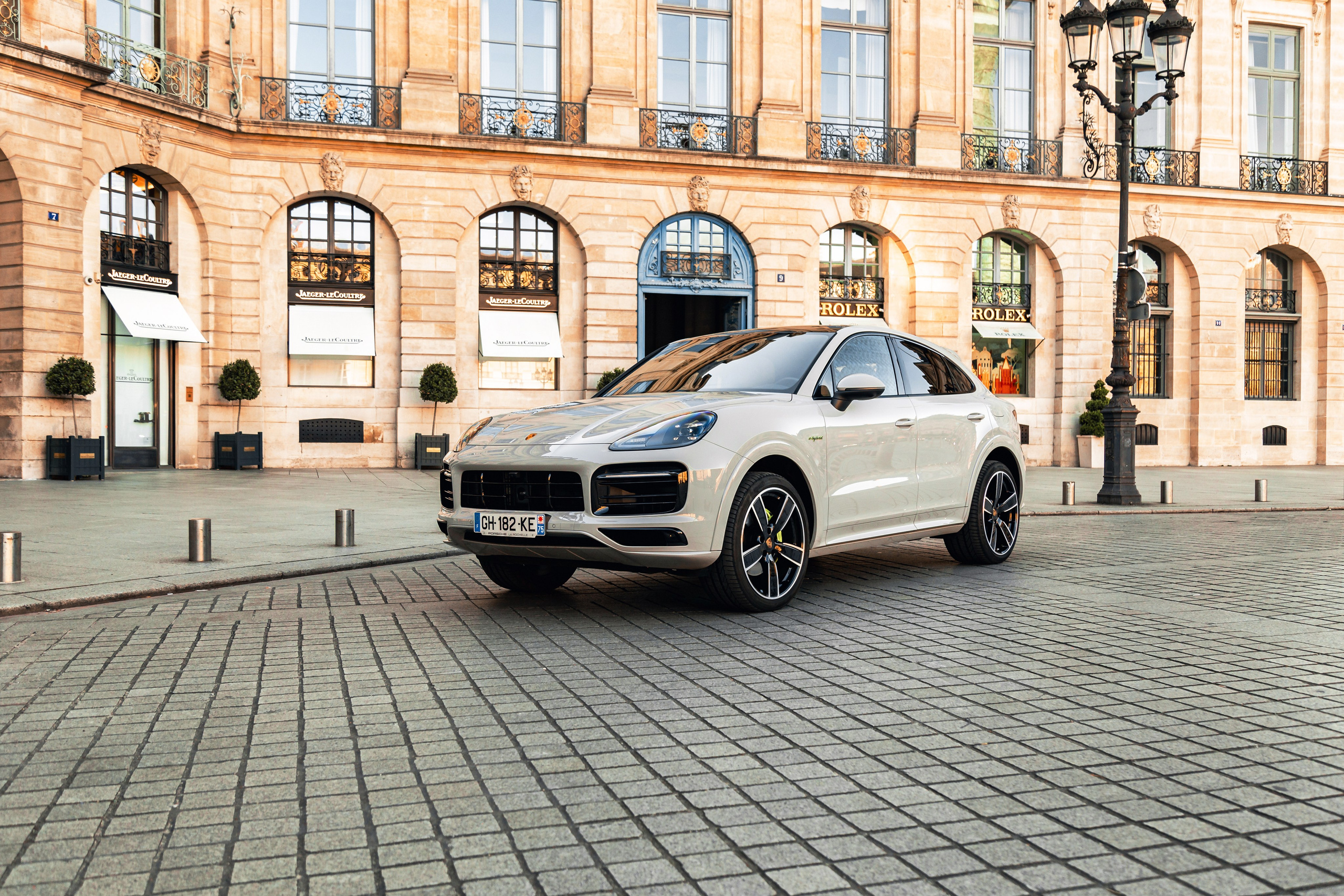 Porsche Cayenne E-Hybrid. Photographer in Paris — Vitalii Motruk