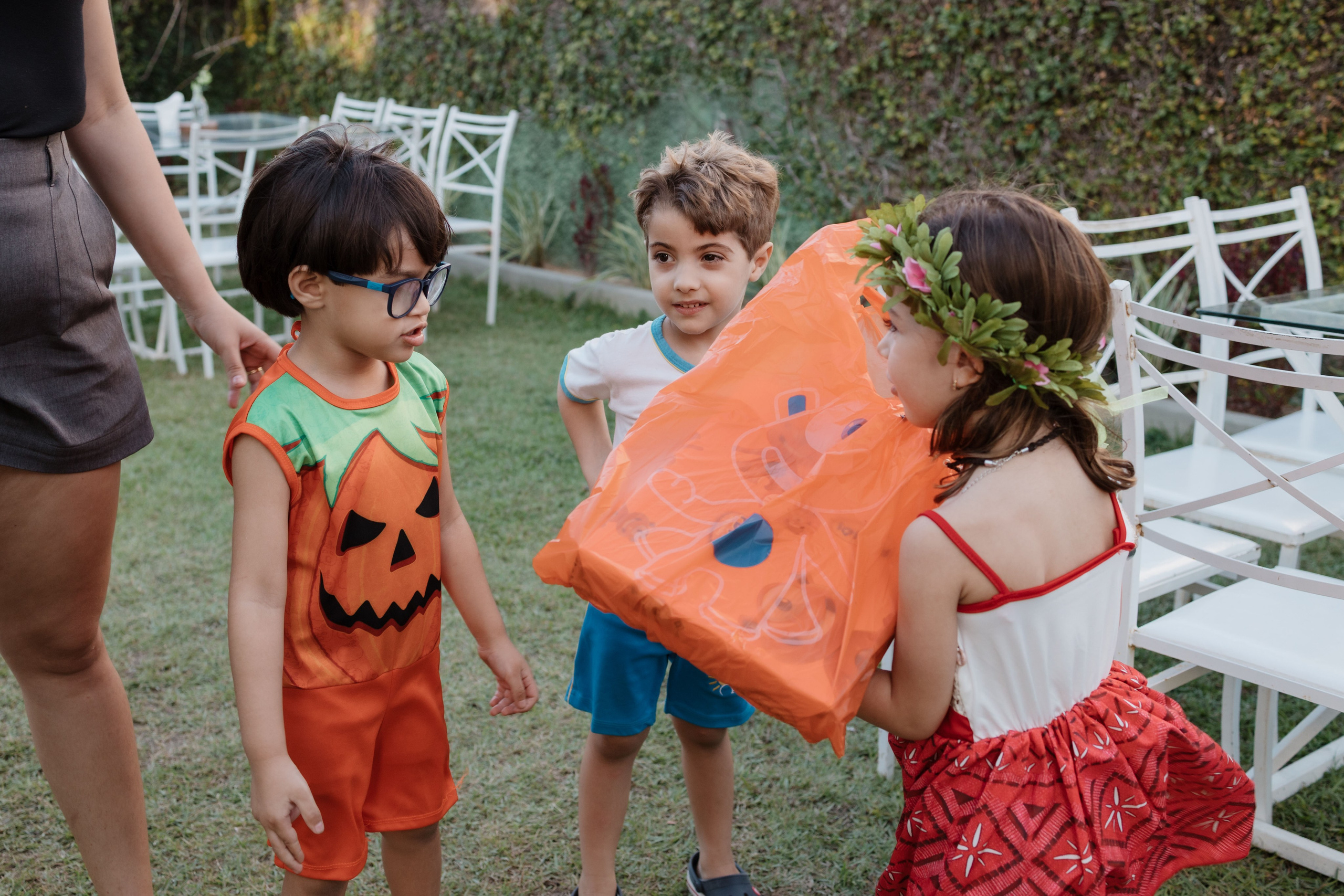 Criança recebendo presentes em festa infantil