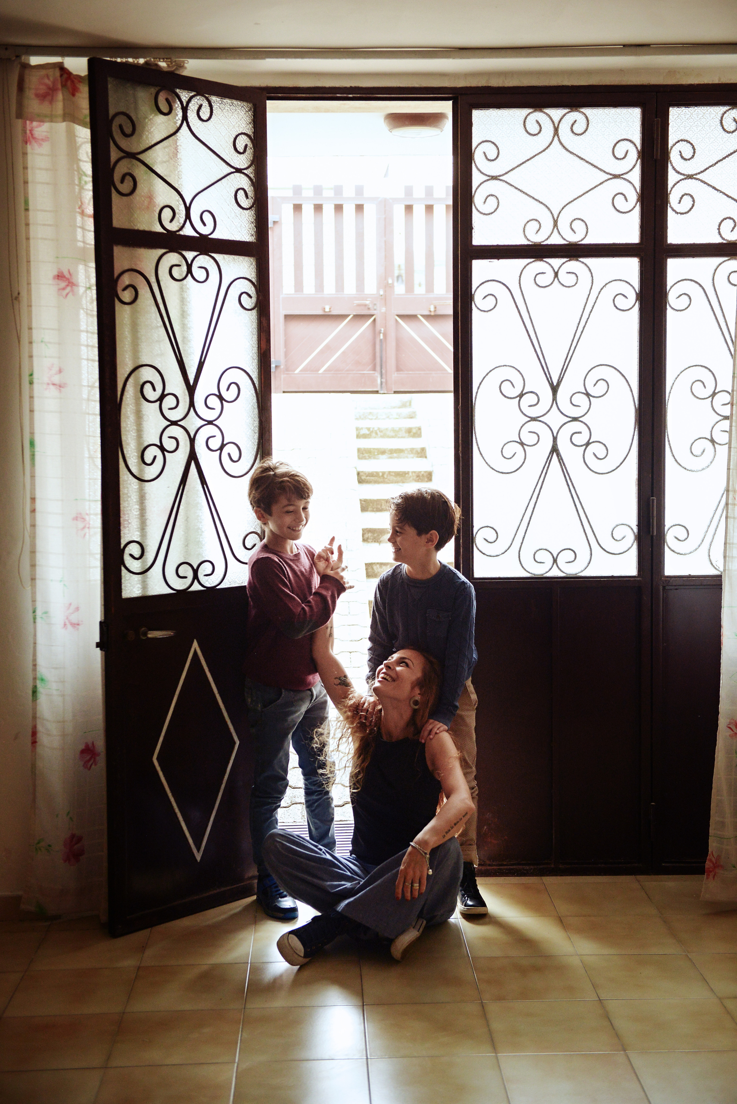 ROSSELA CON I FIGLI A CASA SUA