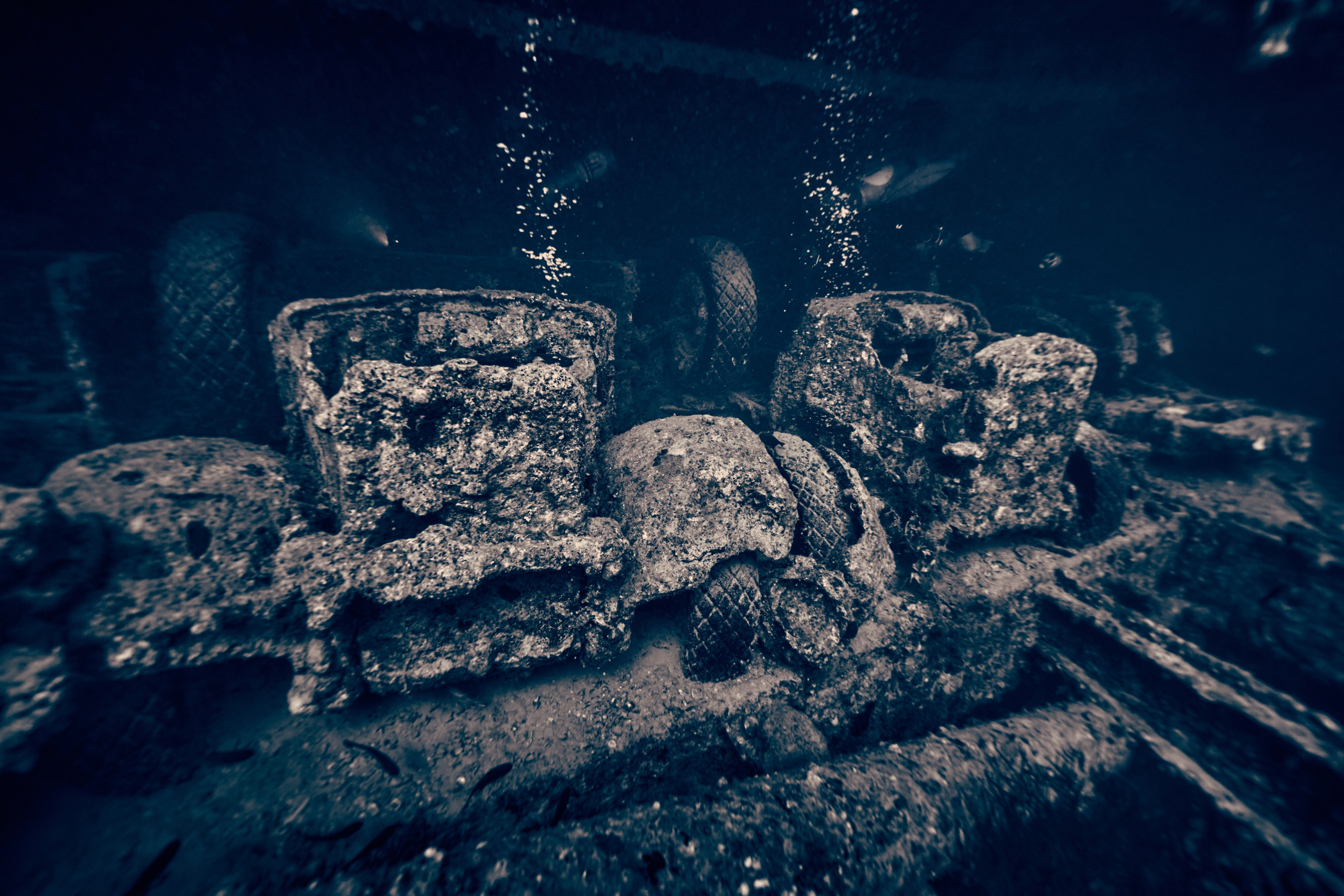Underwater photographer Andriej Szypilow - photos of the mysterious SS Thistlegorm - sunken ship in the red sea
