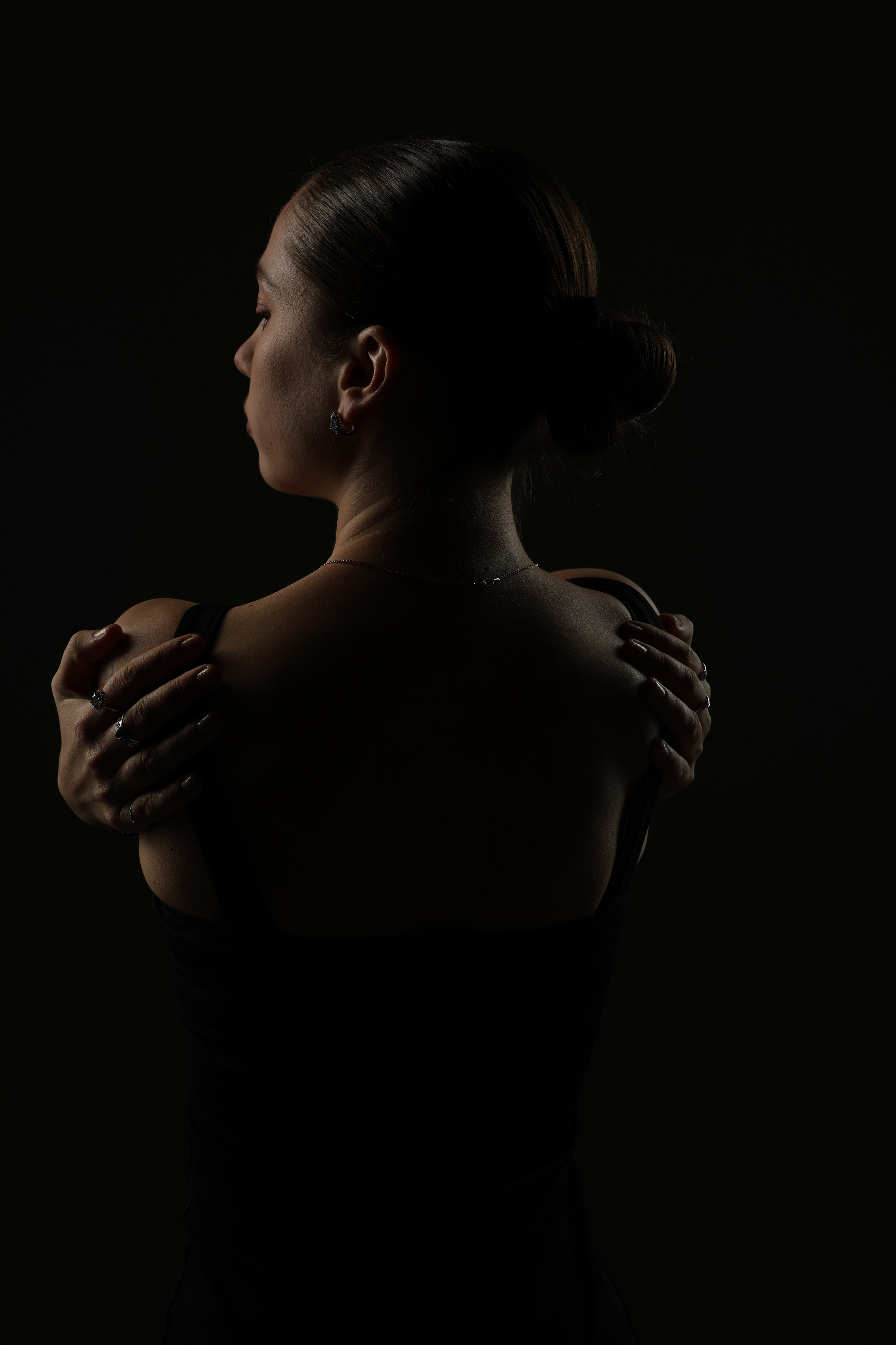 Атмосферный женский портрет с контрастом света и тени в стиле низкого ключа