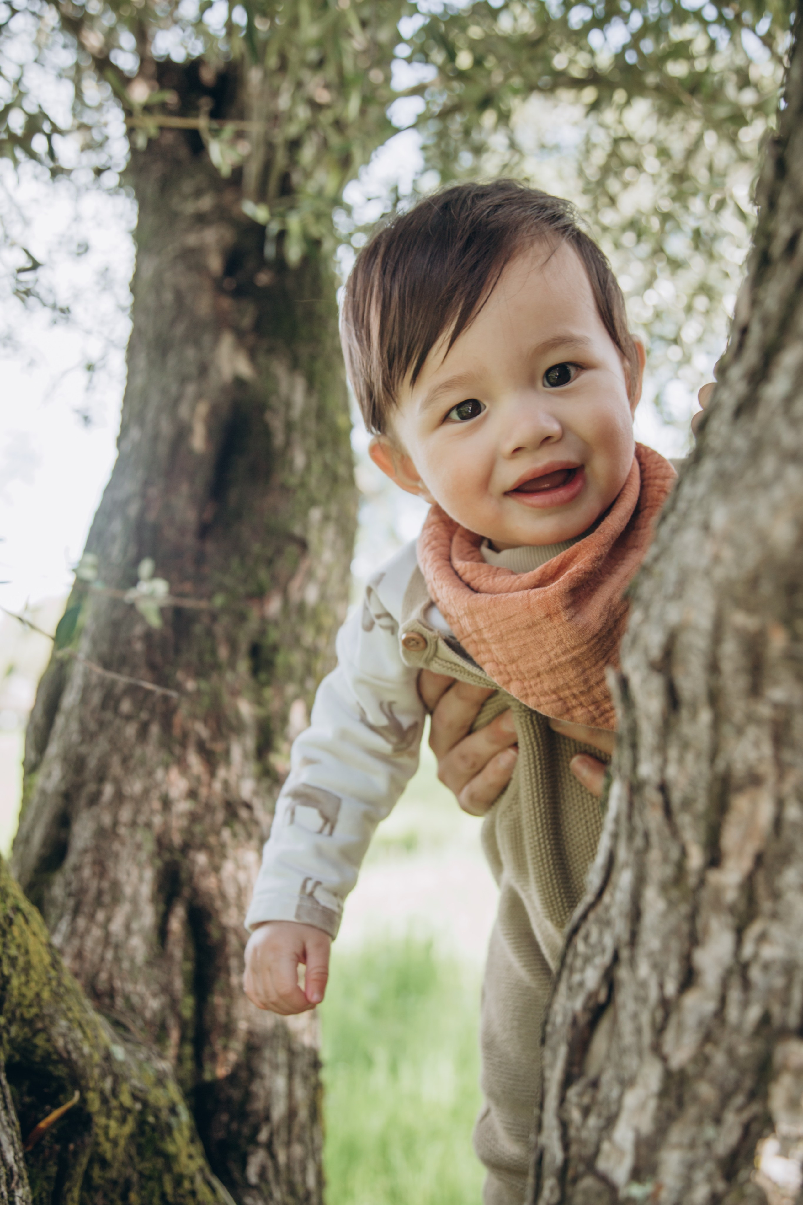 Family in nature. Family and children’s lifestyle photographer Elena Tumanova