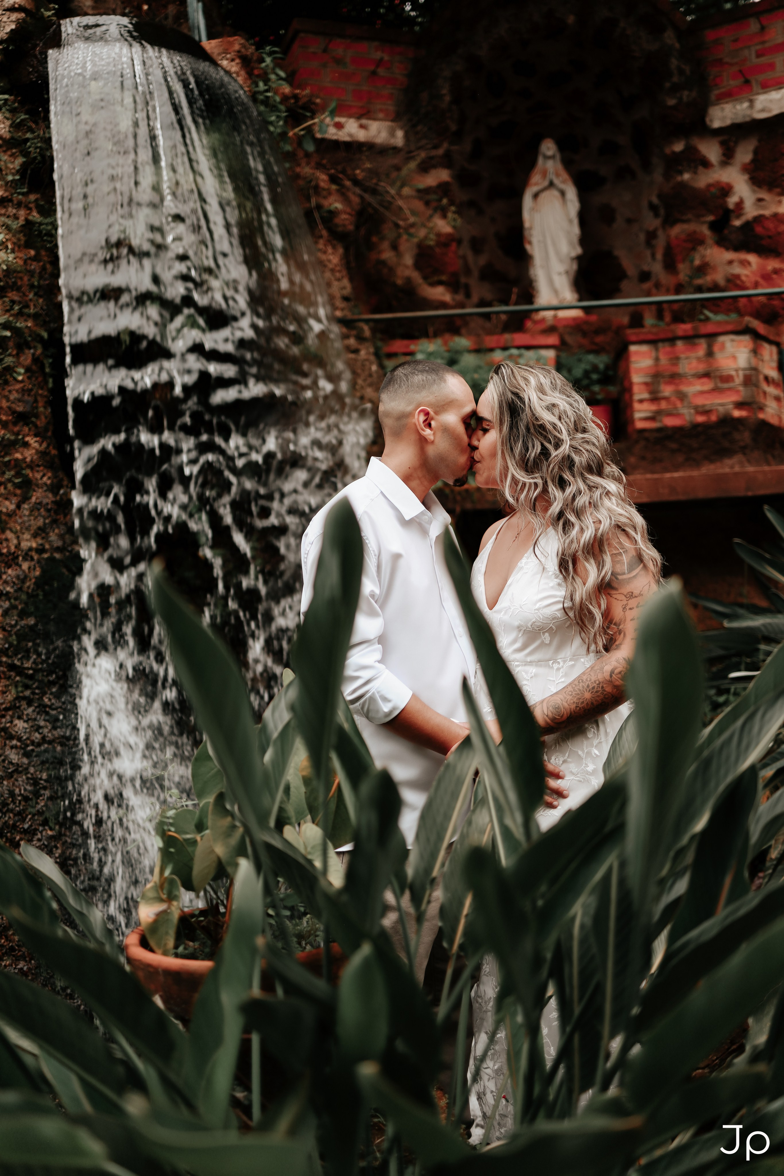 Ensaio fotográfico em Brotas, em frente a uma cachoeira