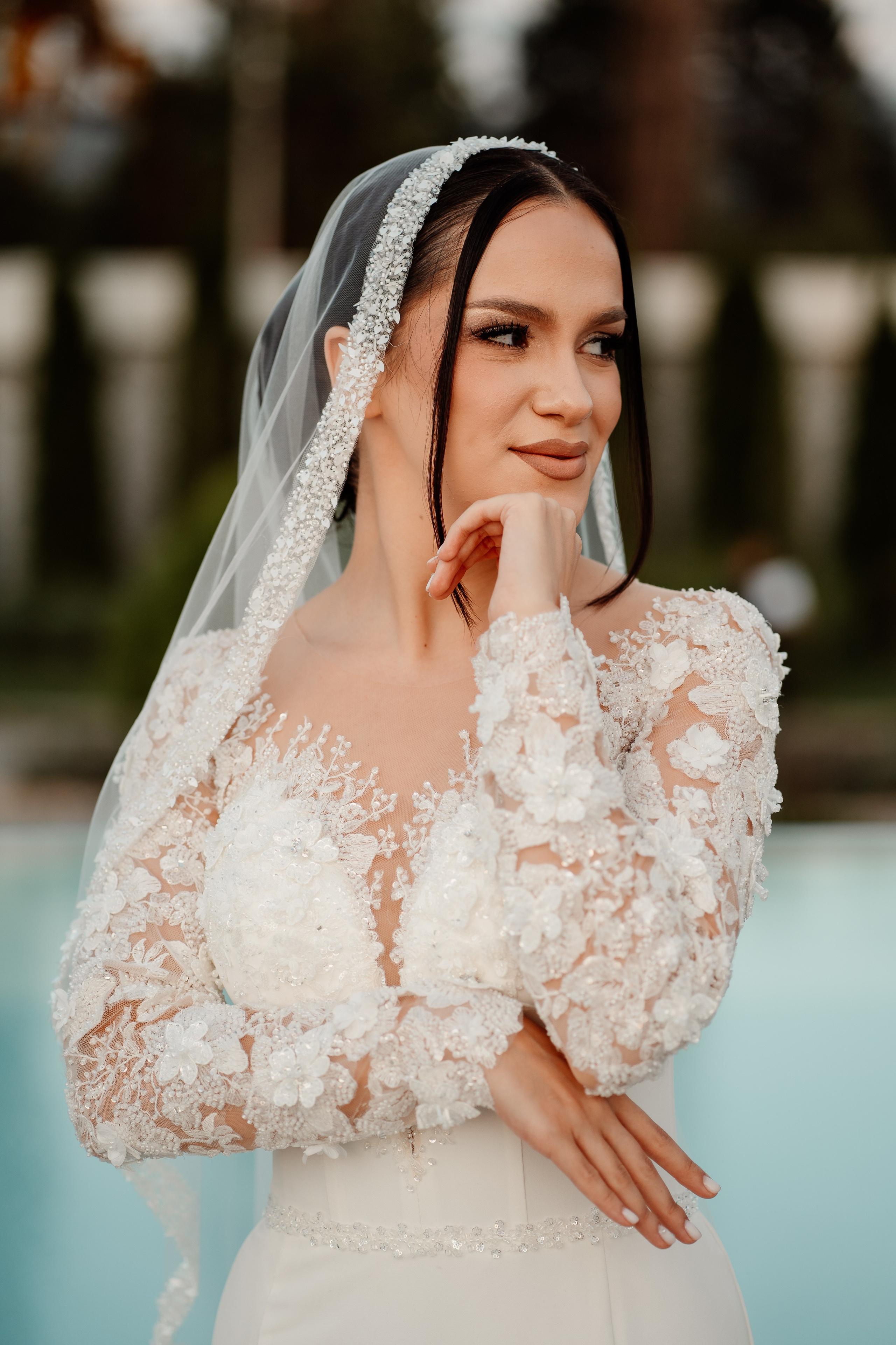 Moment emoționant între miri în ziua nunții, surprins într-un cadru natural și romantic, la Reina Events. Fotografie de nuntă profesională, editată artistic pentru a evidenția emoția și eleganța evenimentului.