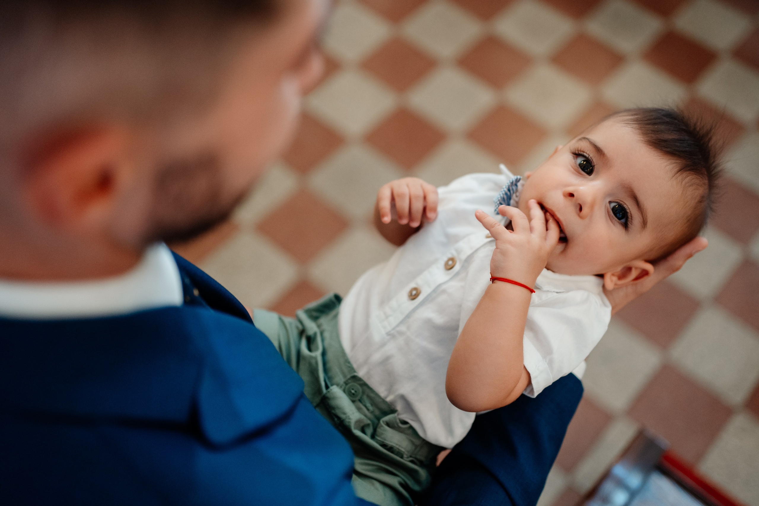 Moment emoționant între miri în ziua nunții, surprins într-un cadru natural și romantic, in Bucuresti. Fotografie de nuntă profesională, editată artistic pentru a evidenția emoția și eleganța evenimentului.