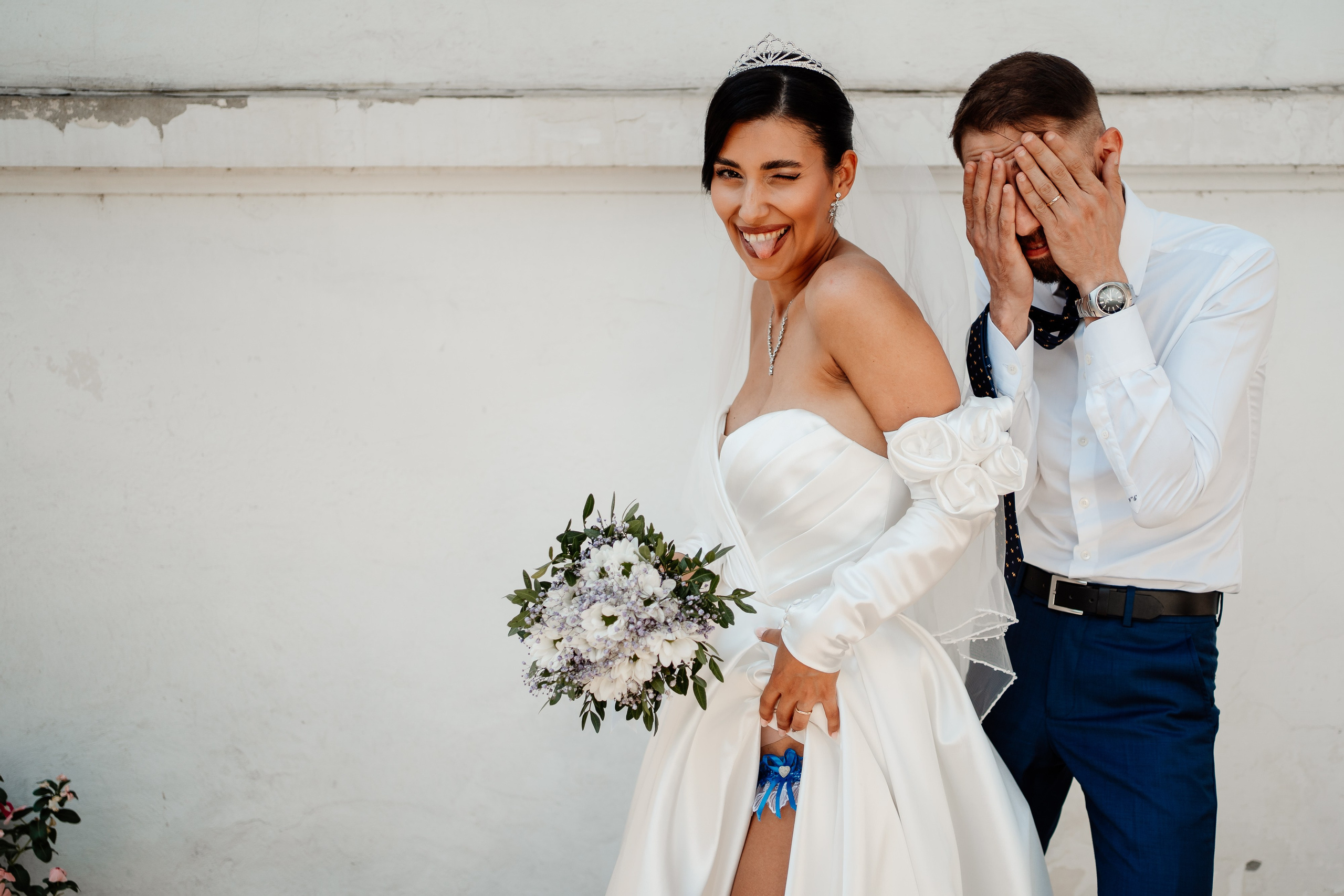 Moment emoționant între miri în ziua nunții, surprins într-un cadru natural și romantic, in Bucuresti. Fotografie de nuntă profesională, editată artistic pentru a evidenția emoția și eleganța evenimentului.
