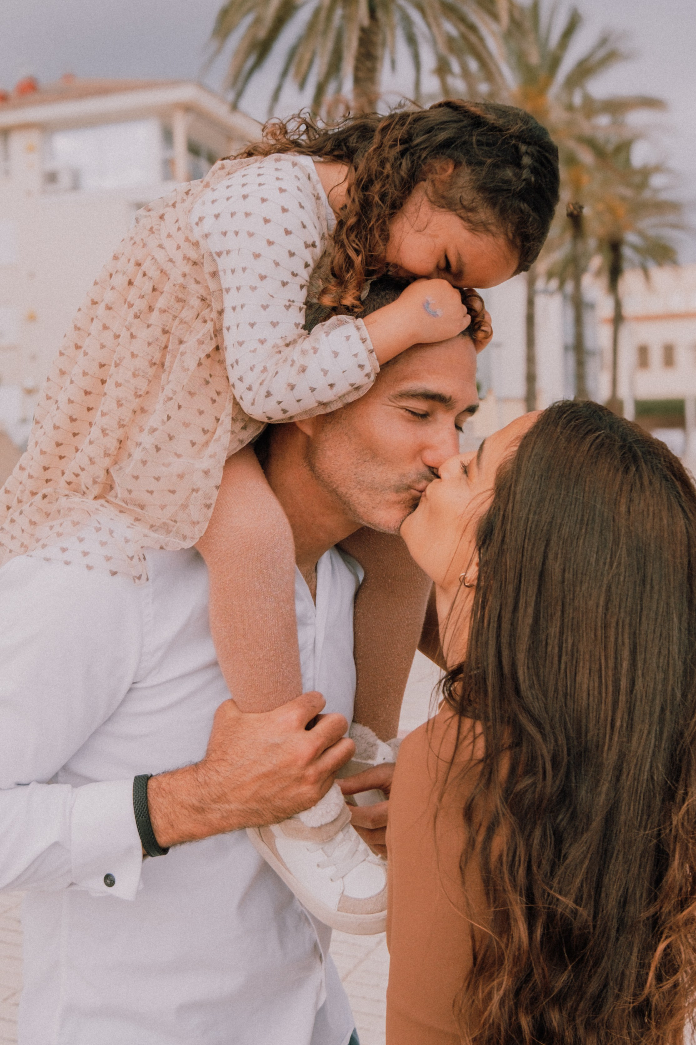 Sesión familiar en la playa. Fotografía profesional en Calafell - Elena Medvedeva