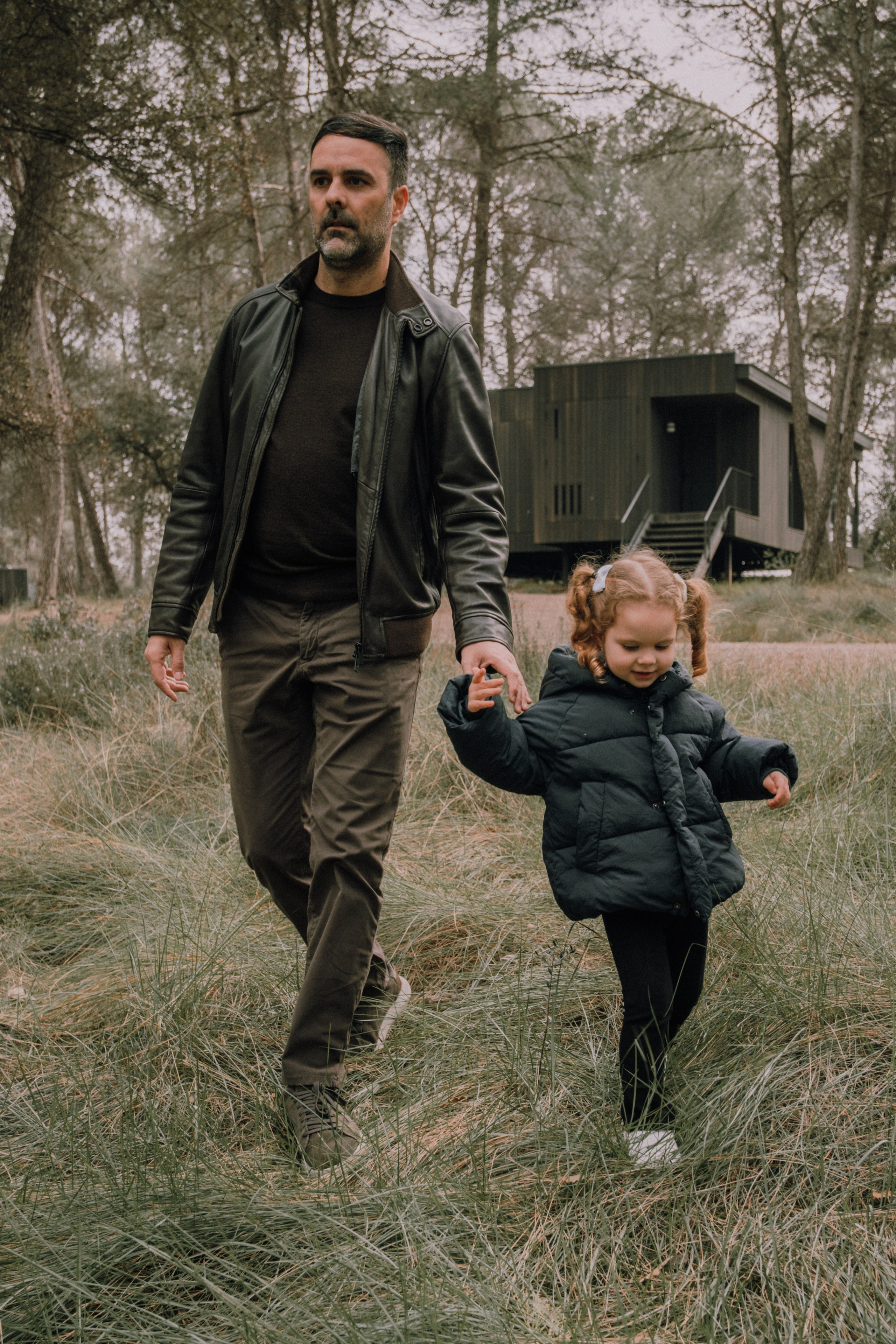 Sesión familiar en el bosque. Fotografía profesional en Calafell - Elena Medvedeva