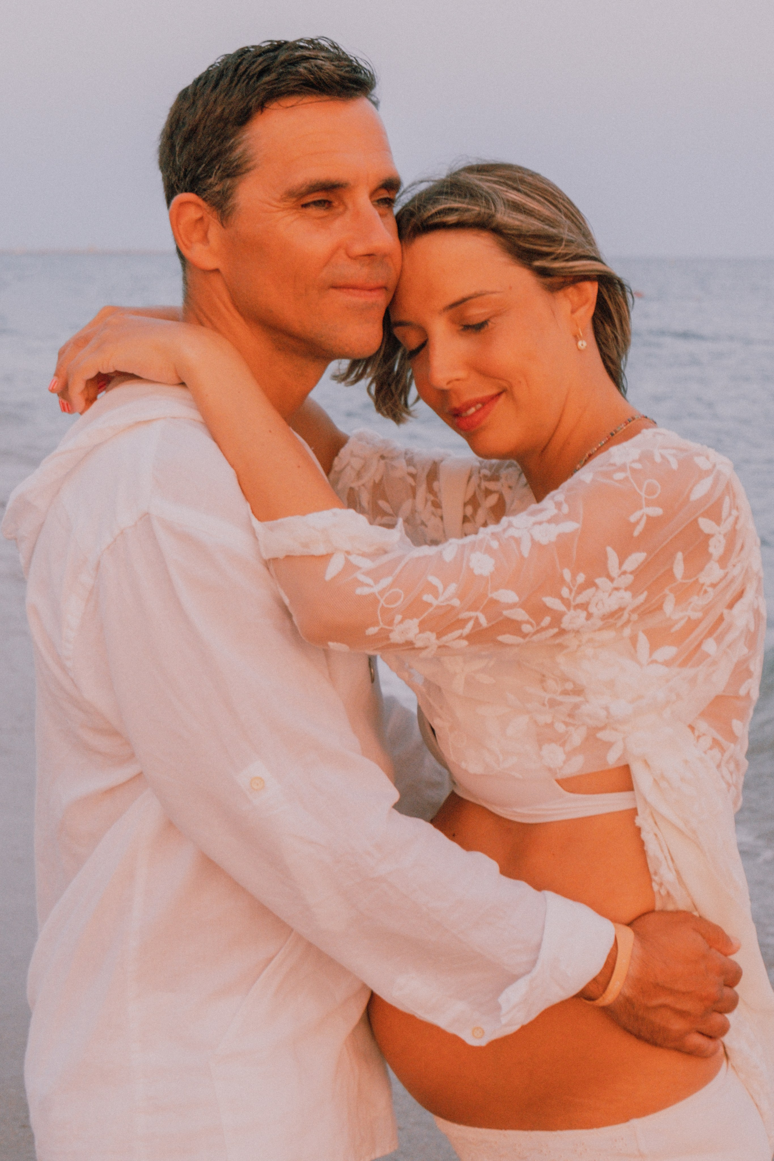 Sesión embarazo en la playa. Fotografía profesional en Calafell - Elena Medvedeva