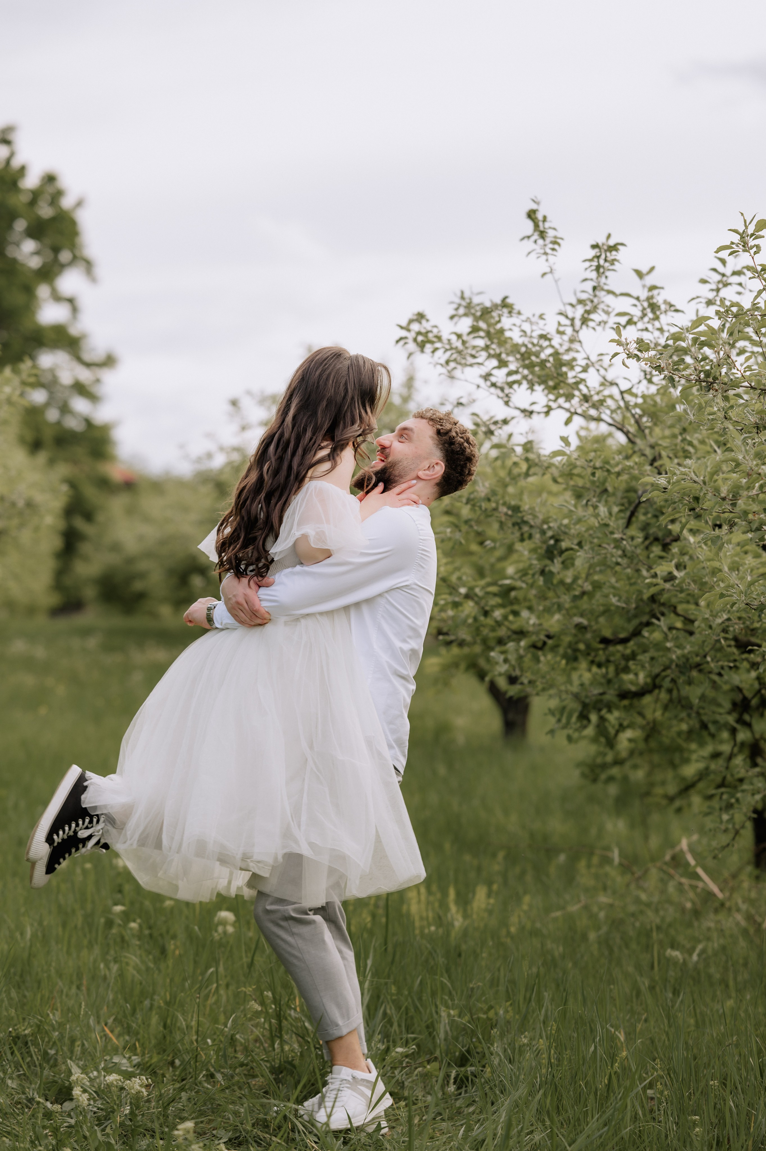 Magda + Andrei | Lovers in the garden. Proud Vision Weddings | Wedding Photography & Film — Servicii profesionale Foto Video Nunta Iasi