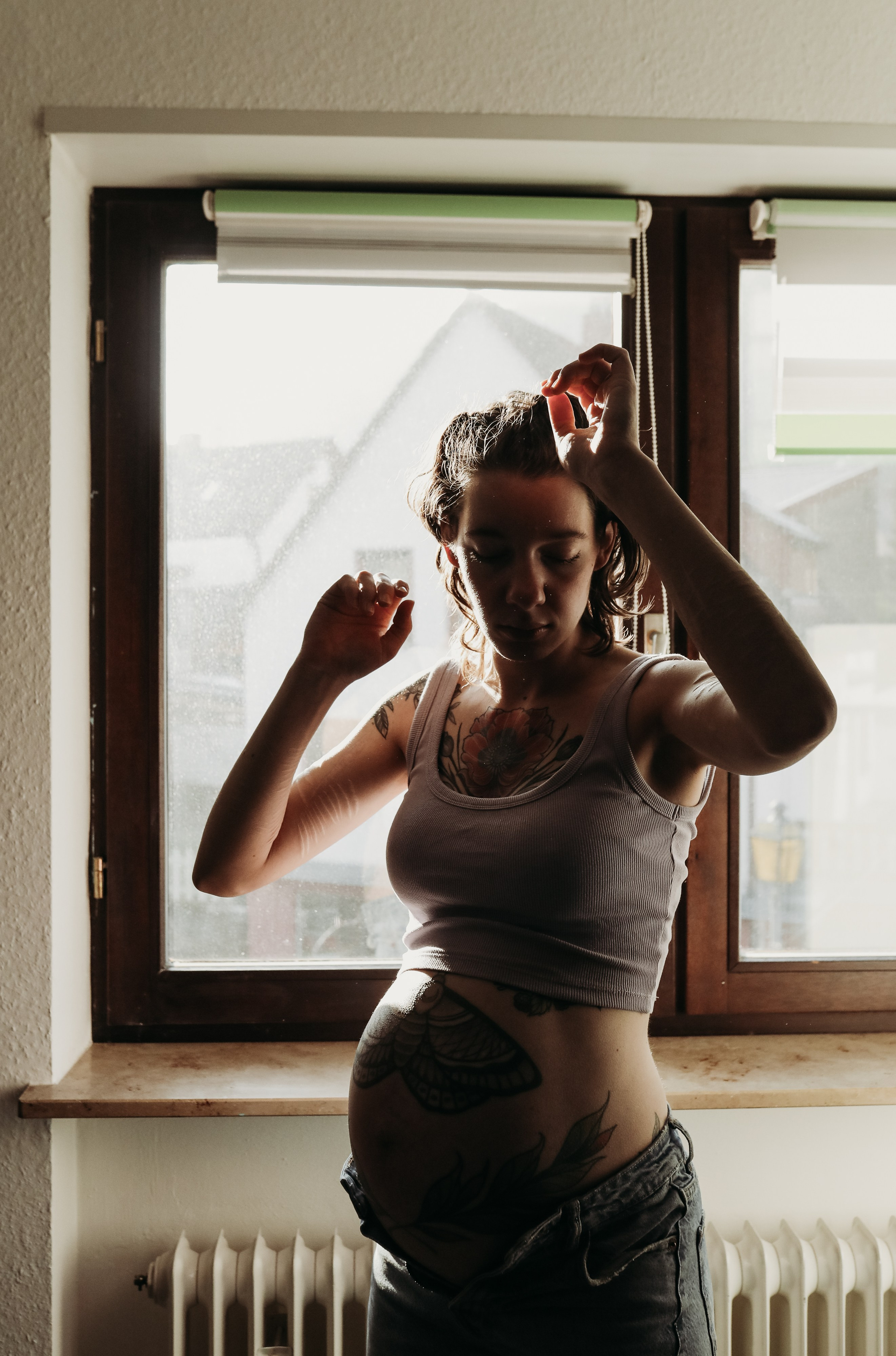 Babybauch Fotoshooting als Homestory – natürliche Schwangerschaftsbilder bei euch zuhause