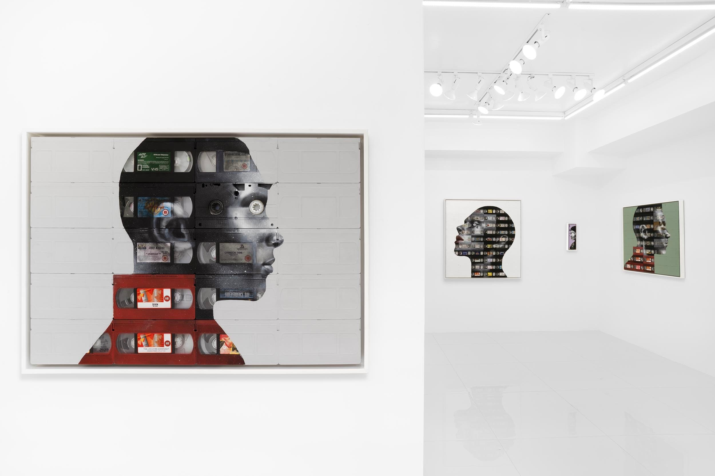 Ник Гентри — британский современный художник, родившийся 29 мая 1980 года в Лондоне, известный своими инновационными портретами в смешанной технике, которые исследуют темы технологий, идентичности и консьюмеризма. Выпускник Central Saint Martins (2006), Гентри прославился благодаря использованию переработанных и устаревших технологических материалов, таких как дискеты, VHS-кассеты, рентгеновские снимки и киноплёнки. Эти материалы, часто полученные через публичные пожертвования, служат основой для его портретов, сочетая цифровые и аналоговые процессы для комментария о стремительной эволюции технологий и их влиянии на человеческую идентичность и общество.Его работы характеризуются сочетанием реализма и абстракции, часто изображая загадочные, футуристические человеческие фигуры, отражающие фрагментированную природу современной идентичности в цифровую эпоху. Искусство Гентри критикует консьюмеризм и исследует отношения между человеком и технологиями, задаваясь вопросом, как цифровая культура формирует восприятие себя и общественные ценности. Среди известных проектов — серия портретов "Generation X", где центры дискет формируют нечеловеческие глаза, и заказ 2015 года на скульптуру в виде двойной спирали, выставленную в Barbican Centre для сбора средств на исследования рака. Его выставки проходили по всему миру, включая Лондон, Майами, Нью-Йорк и Париж, и его работы ассоциируются с городской арт-сценой.Гентри также участвует в социальных арт-проектах и благотворительных коллаборациях, таких как Tusk Rhino Trail (2018) и кампания Всемирного фонда природы (2017), подчеркивая роль искусства в стимулировании диалога и изменений. Он живёт и работает в Лондоне.