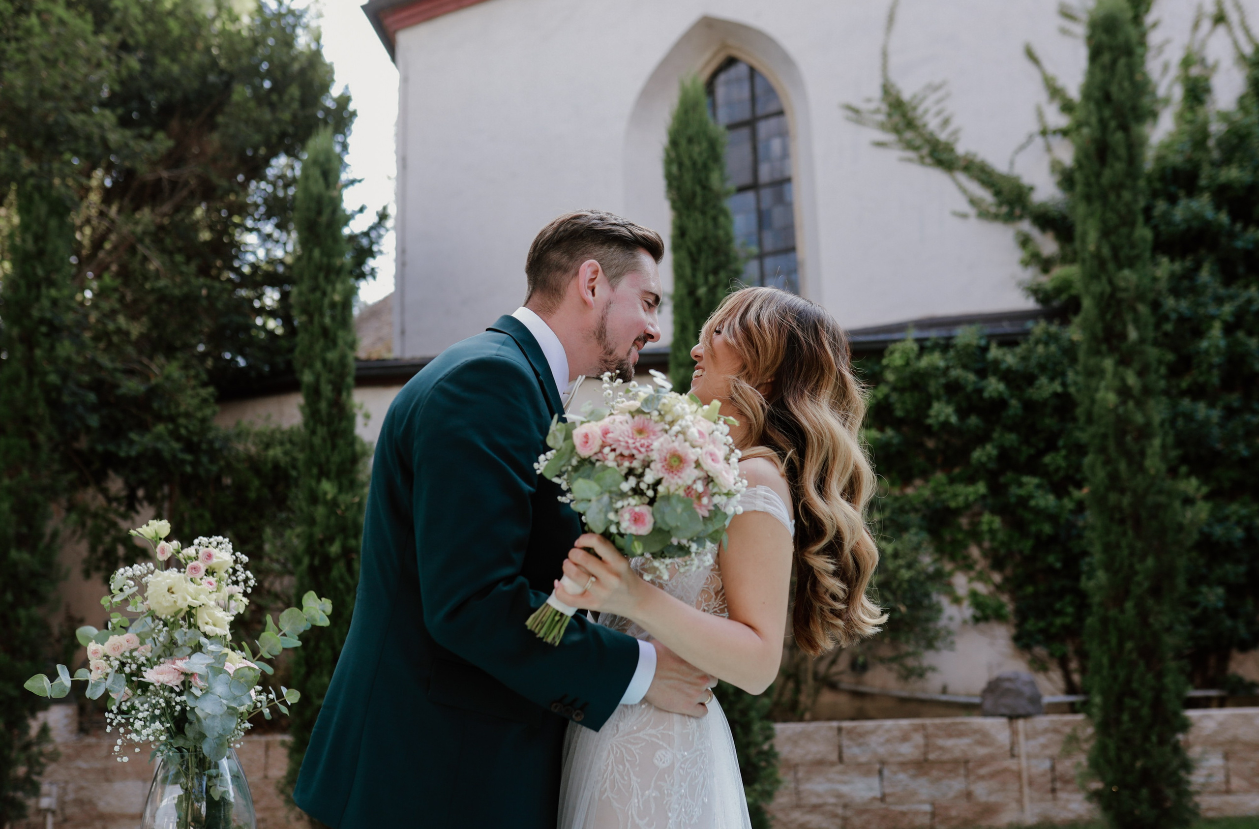 Elegantes Hochzeitspaar in der warmen Abendsonne im Morrhof, in der Pfalz. Hochzeitsfotograf und Familienfotograf in Neustadt an der Weinstraße, Haßloch, Ludwigshafen, Speyer und Landau - Ekaterina Seoud