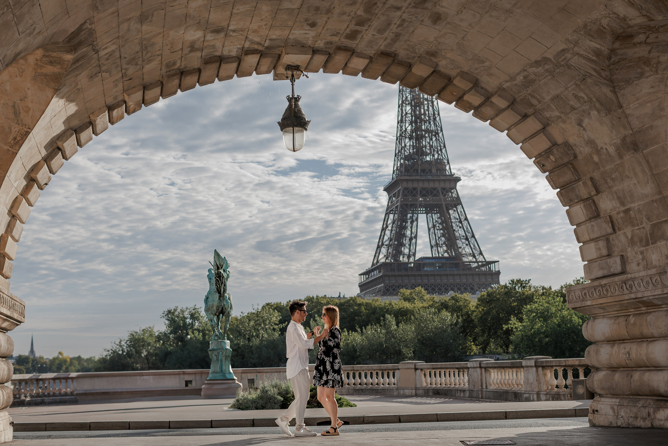 Bir-Hakeim Bridge in Paris — The Iconic Location for Luxury Proposal & Elopement Photography. Photographe à Paris