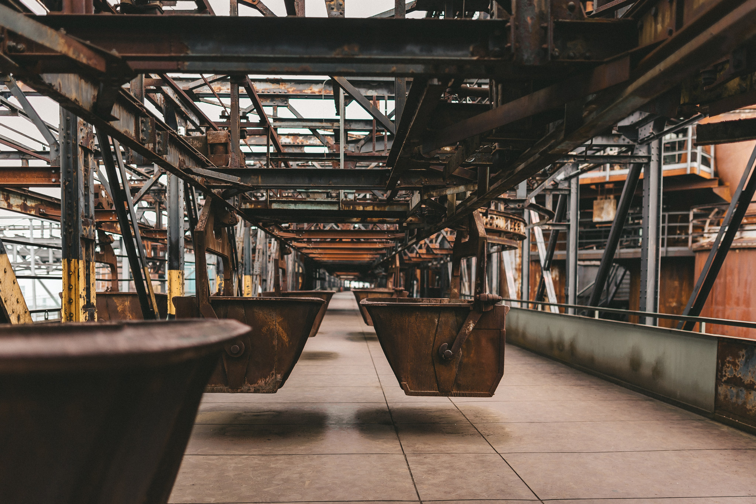 Детали старого оборудования с указателями и механическими элементами.