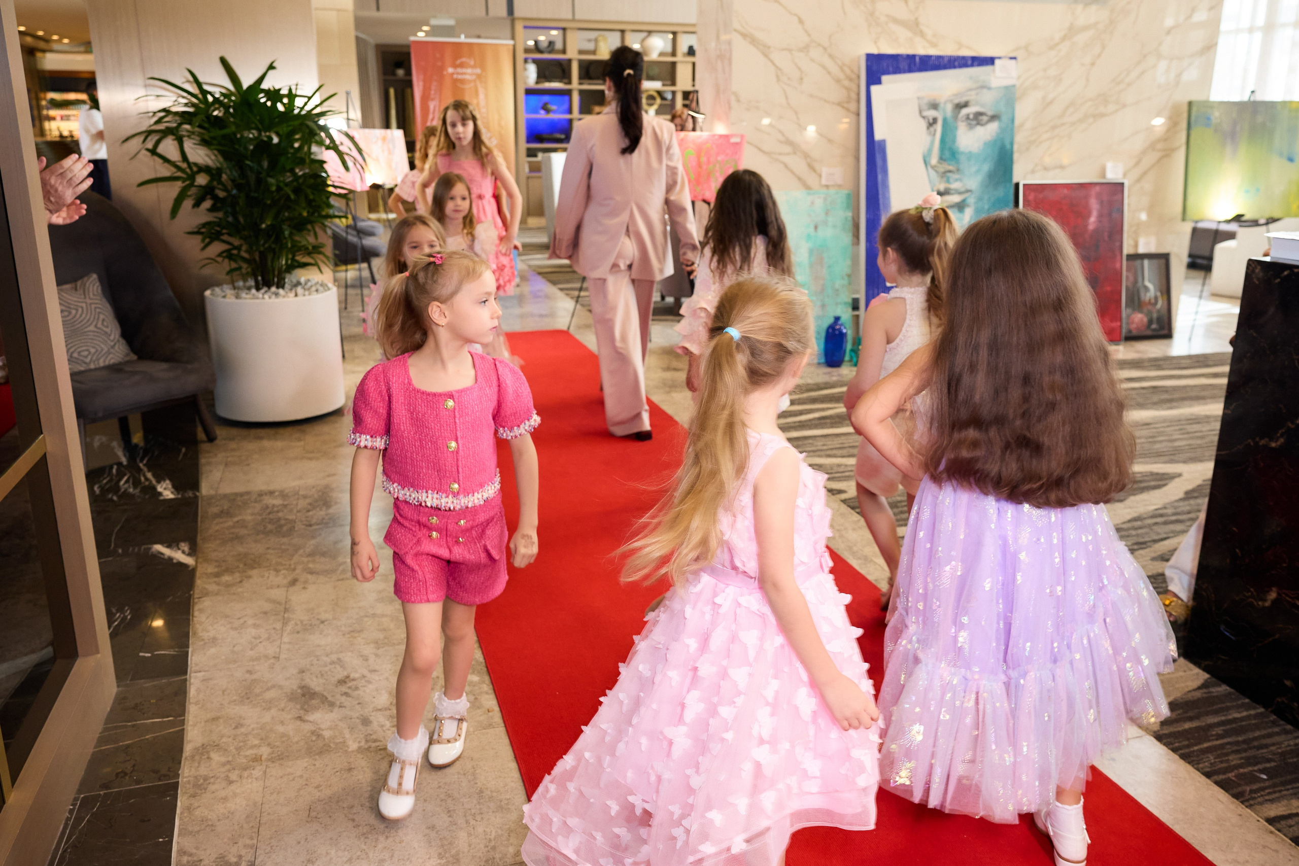 Авторская благотворительная художественная выставка Дианы Бортник. Фотограф Юлия Маковеева