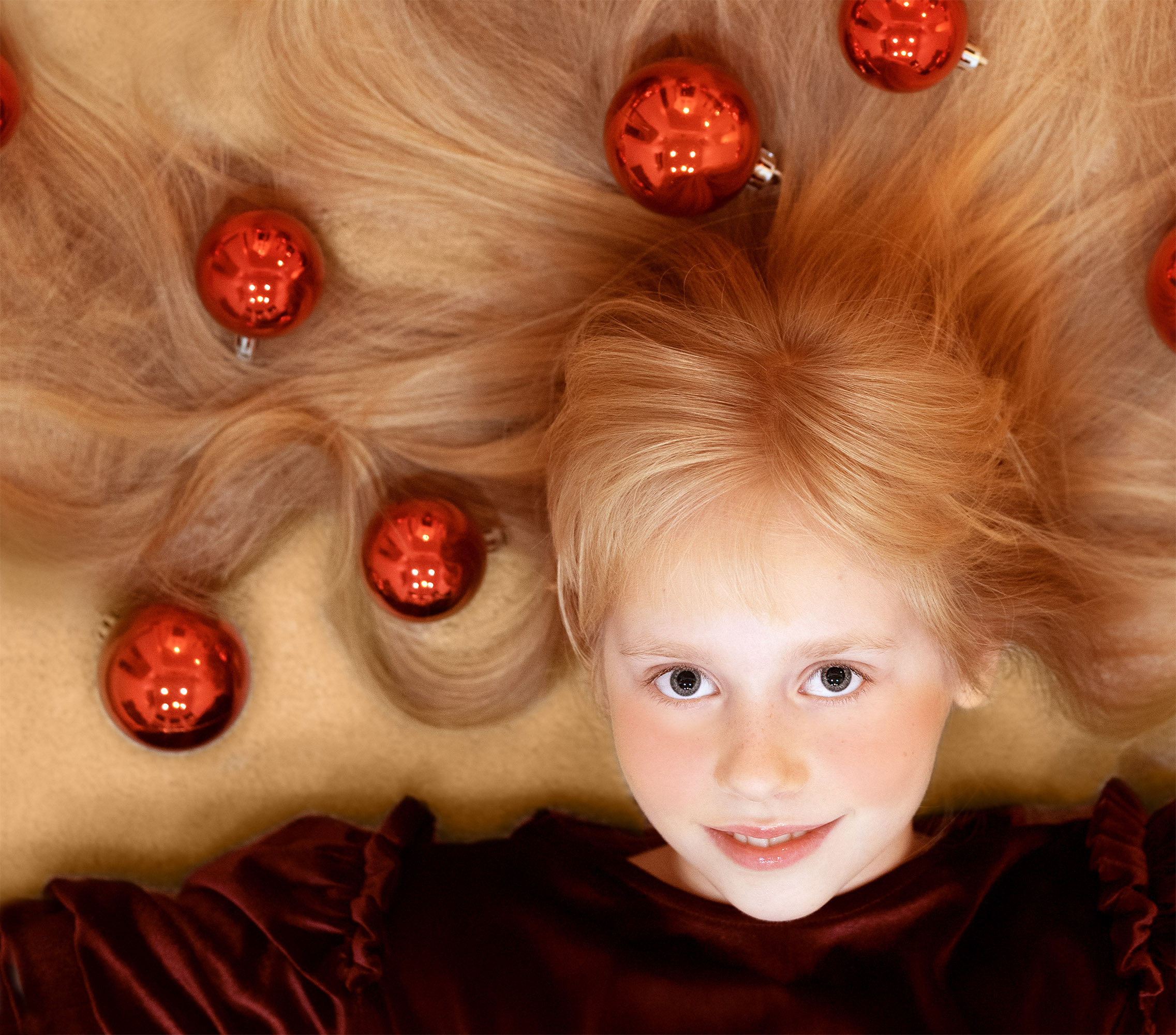 Children at the Christmas tree. Photographer Irina Kozhemyakina. Houston