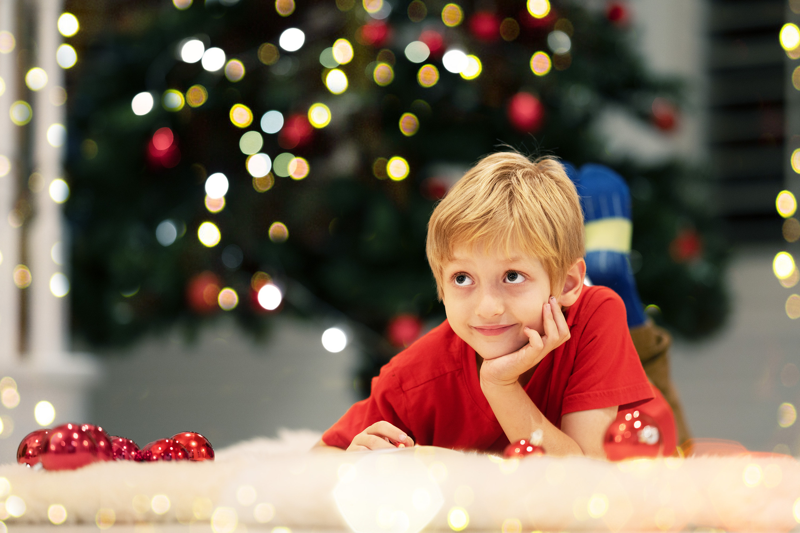 Children at the Christmas tree. Photographer Irina Kozhemyakina. Houston