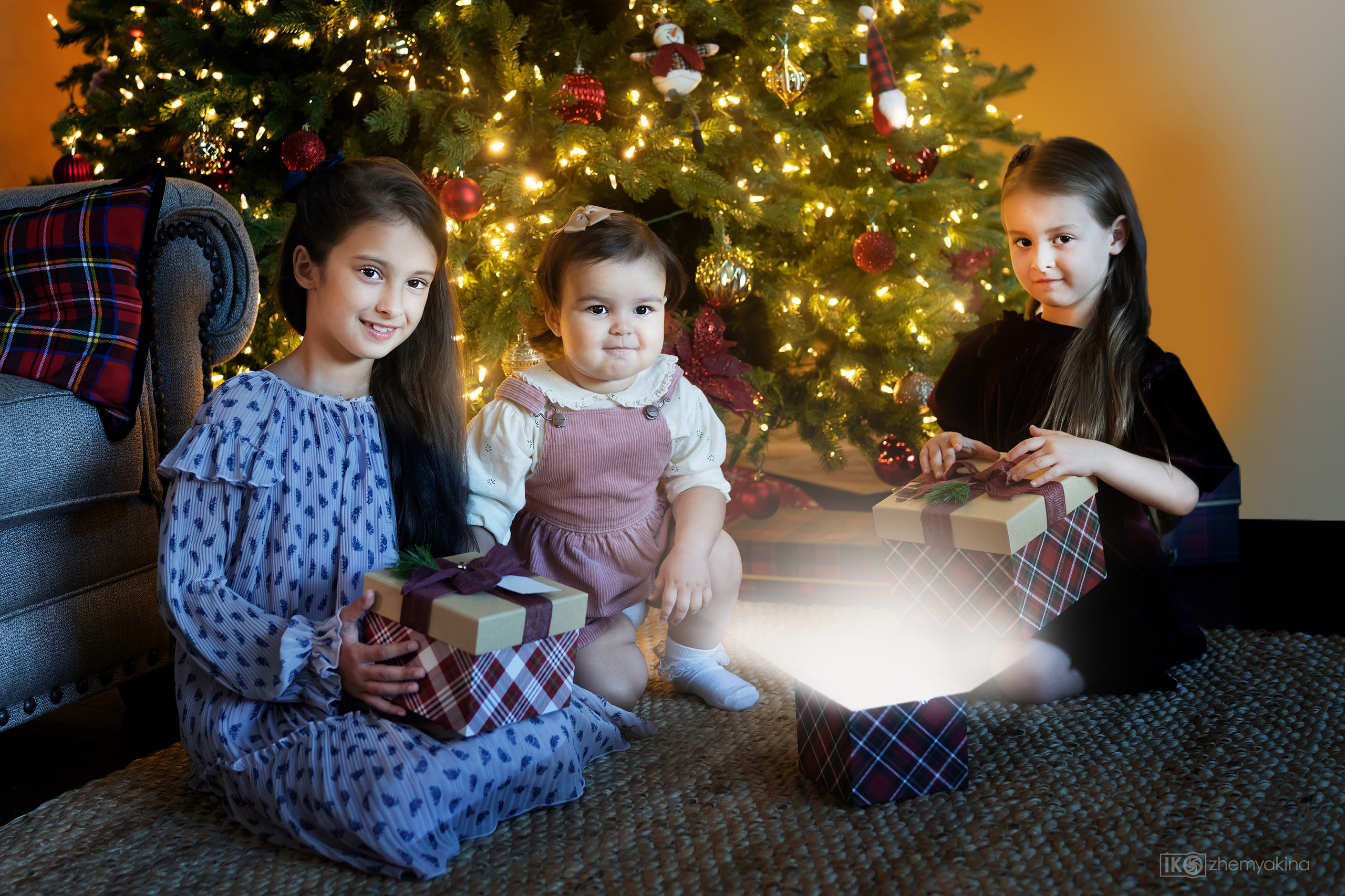 Children at the Christmas tree. Photographer Irina Kozhemyakina. Houston
