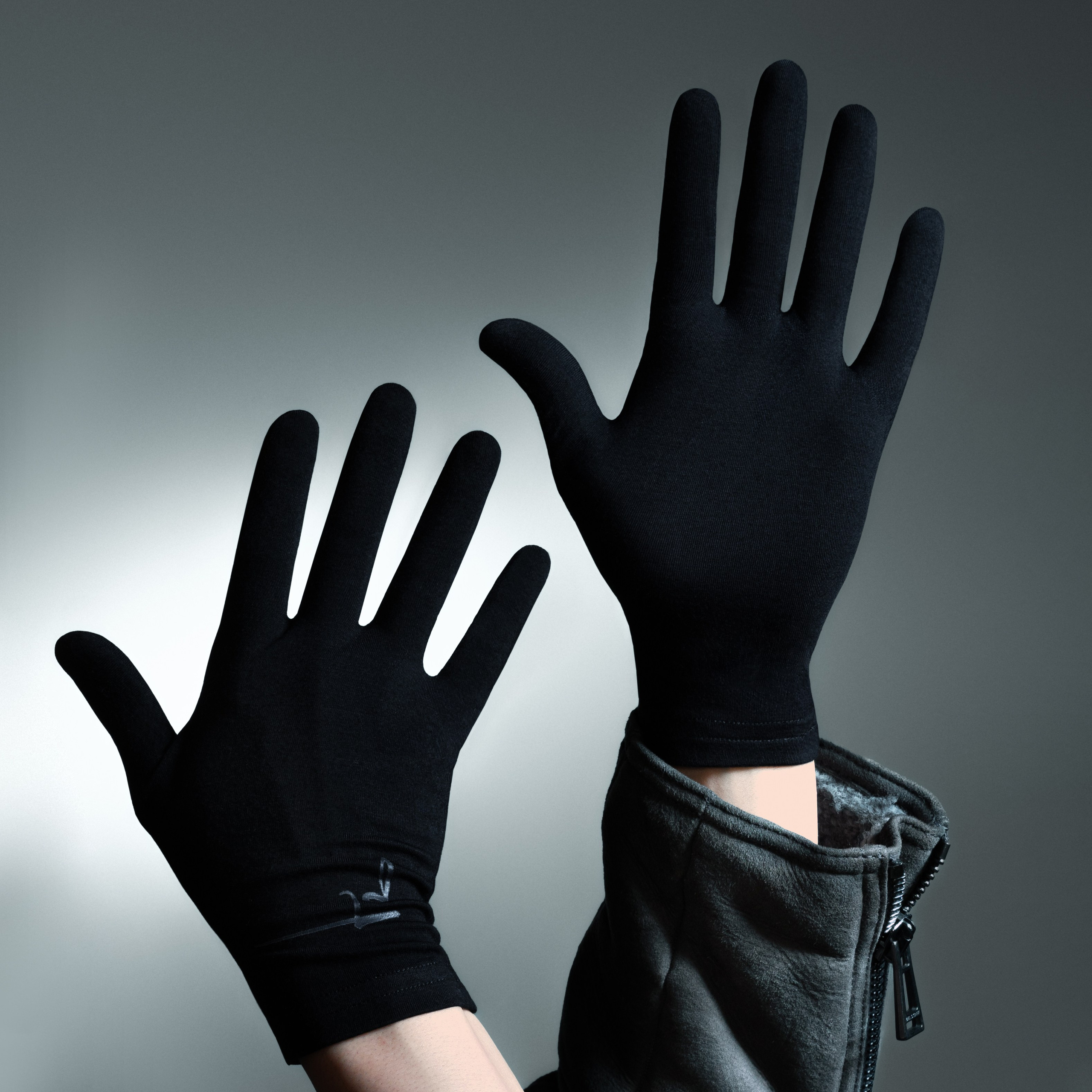 KALMTHREAD organic Gloves. Hanna Asaulova — Fashion Photographer in Vilnius | Professional Fashion Photography