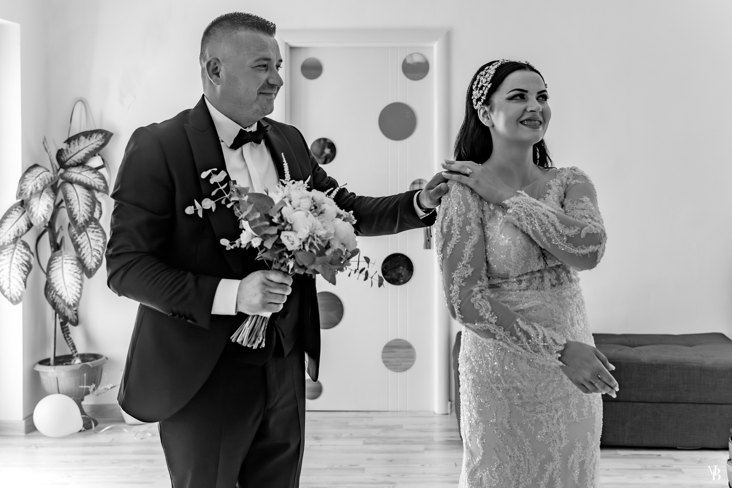 Cristina și Angelica. MBT STUDIO