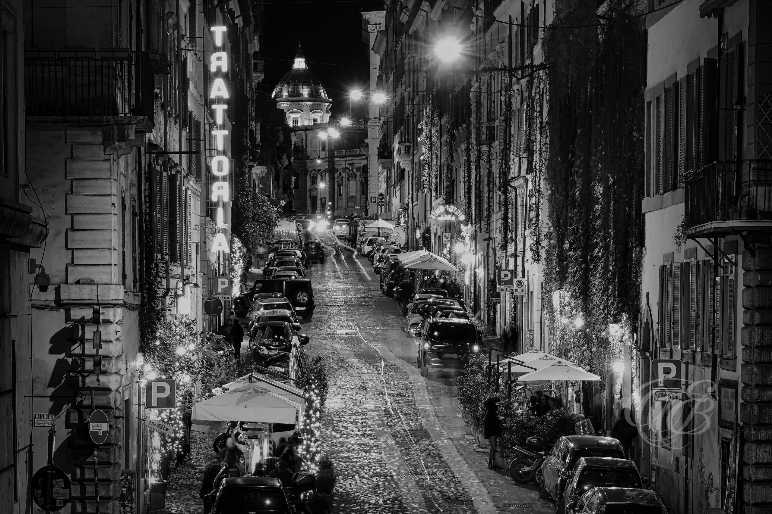 Rome Italy - Via dei Serpenti Long Exposure - B&W - Eduardo Bartoli Photography - Black and white long exposure photograph of Via dei Serpenti in Rome, Italy, showing motion blur of pedestrians and street activity within the historic Monti district – photography by Eduardo Bartoli.