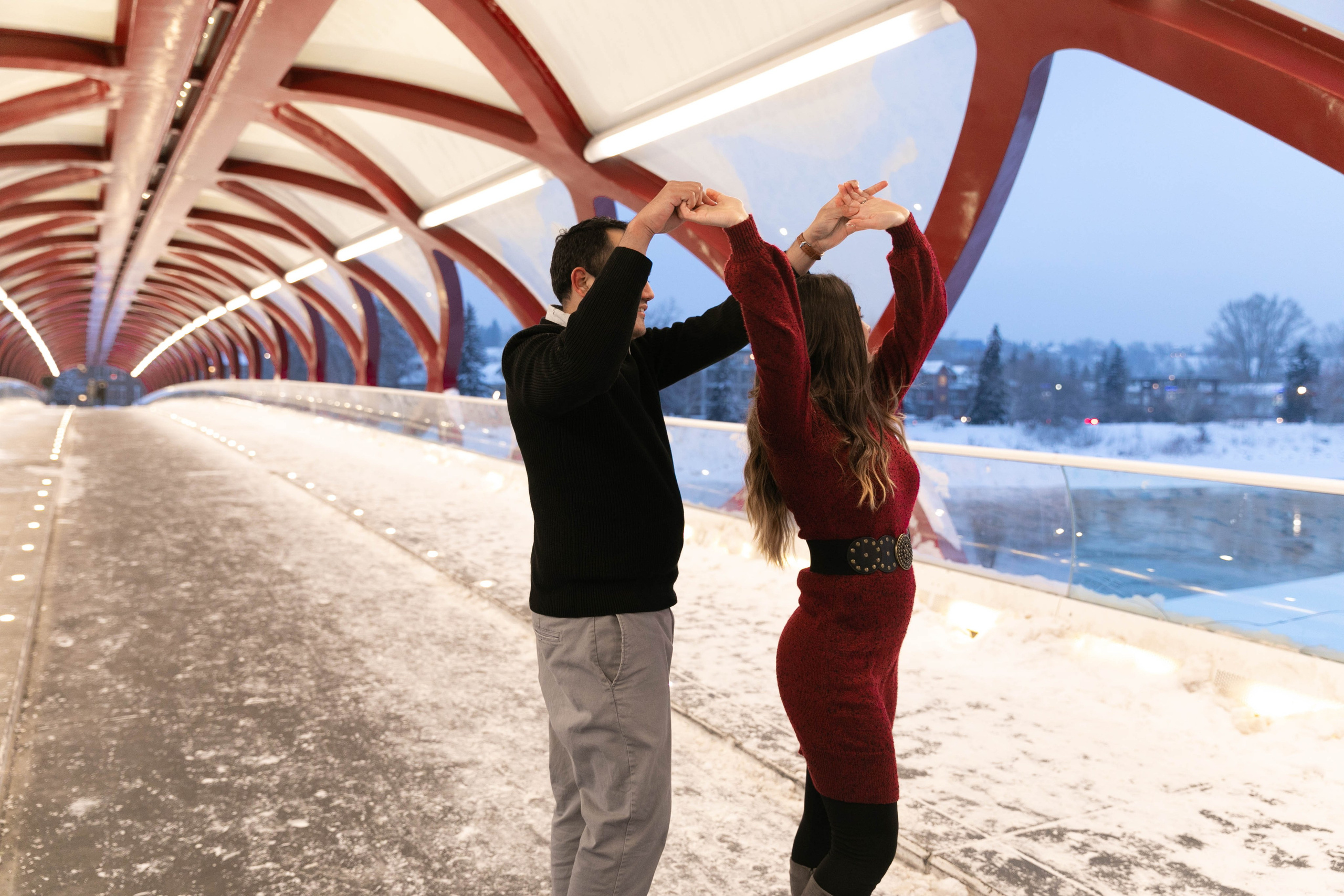 Iván & Andrada — Princes Island Engagement. Fotografía accesible en Calgary