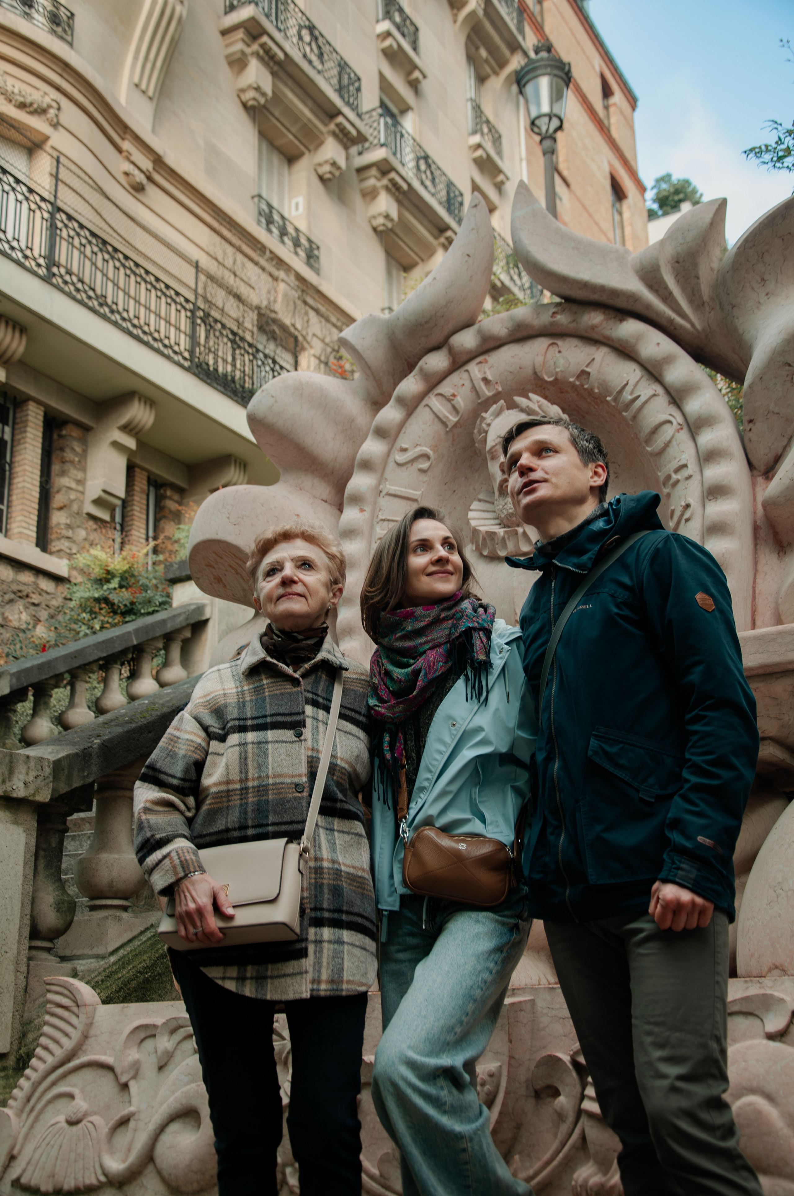 Family photoshoot at the Trocadero. Paris photographer — Polina Osipova
