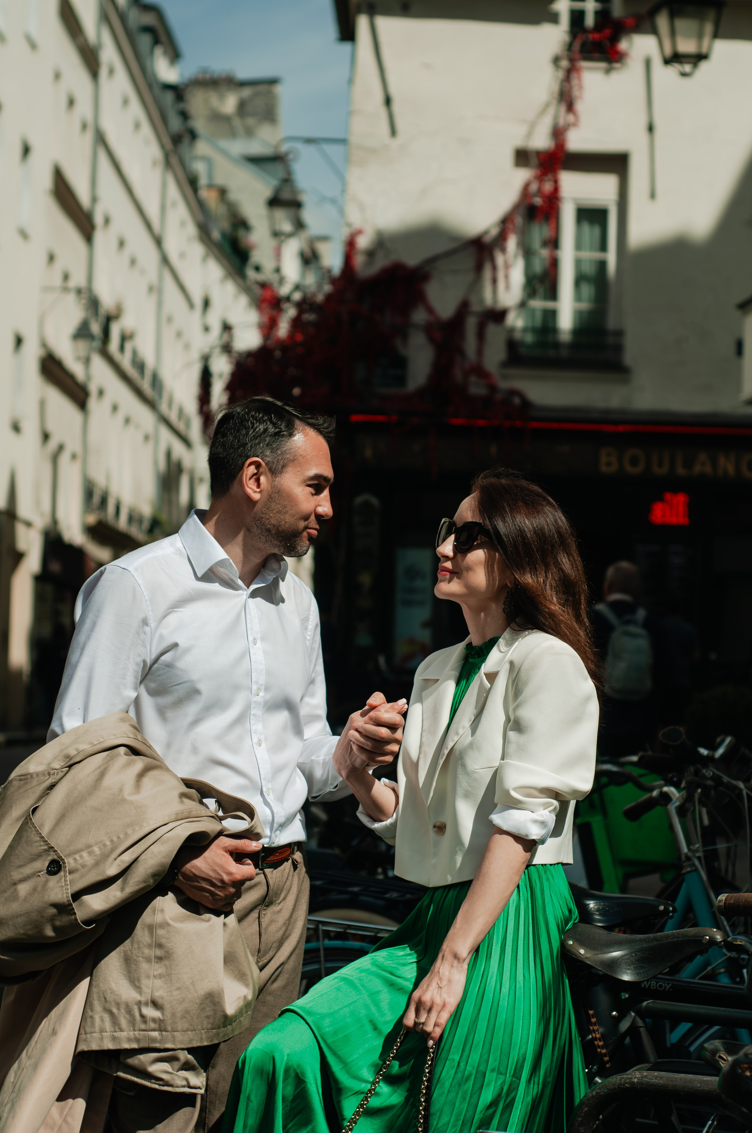 Couple photoshoot in blooming Marais. Paris photographer — Polina Osipova